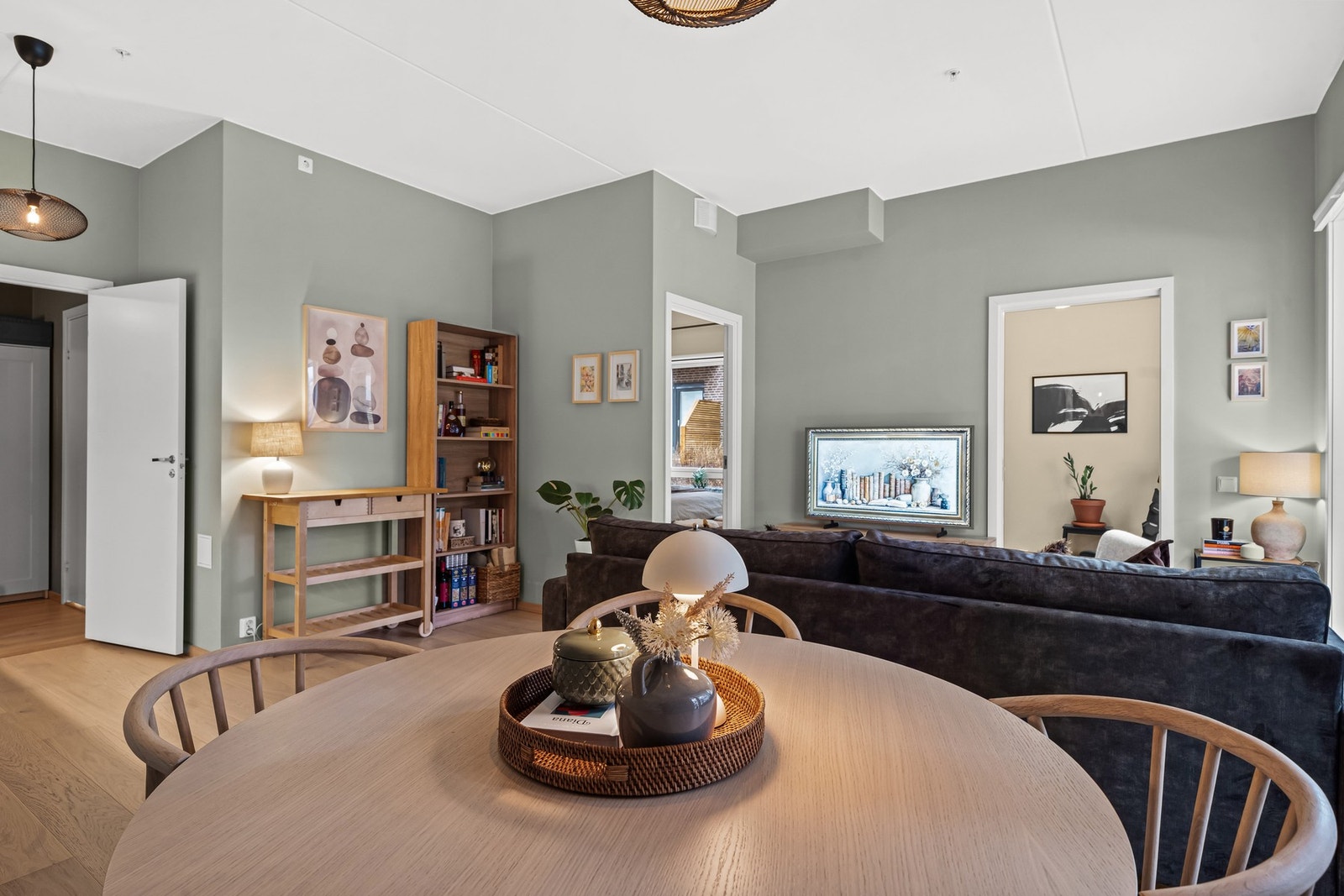 Leiligheten har glatte, malte vegger i en moderne fargepalett og lys 1-stavs parkett på gulv Galleribilde