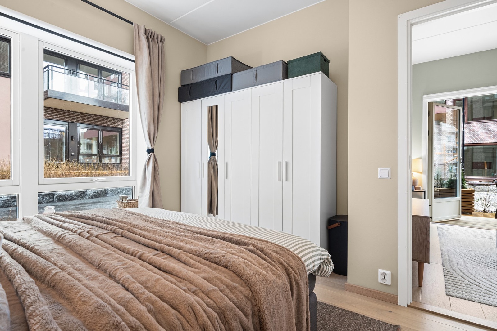 Takket være hjørnebeliggenheten har leiligheten store vindusflater på to sider Galleribilde