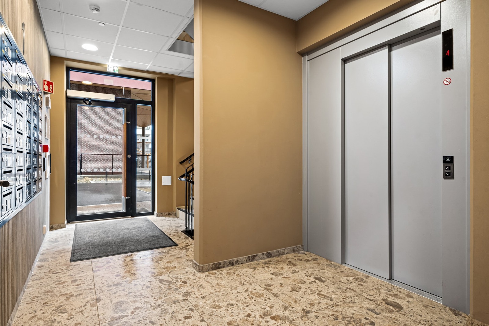 Moderne lobby med heis til både garasje, bod og takterrasse Galleribilde