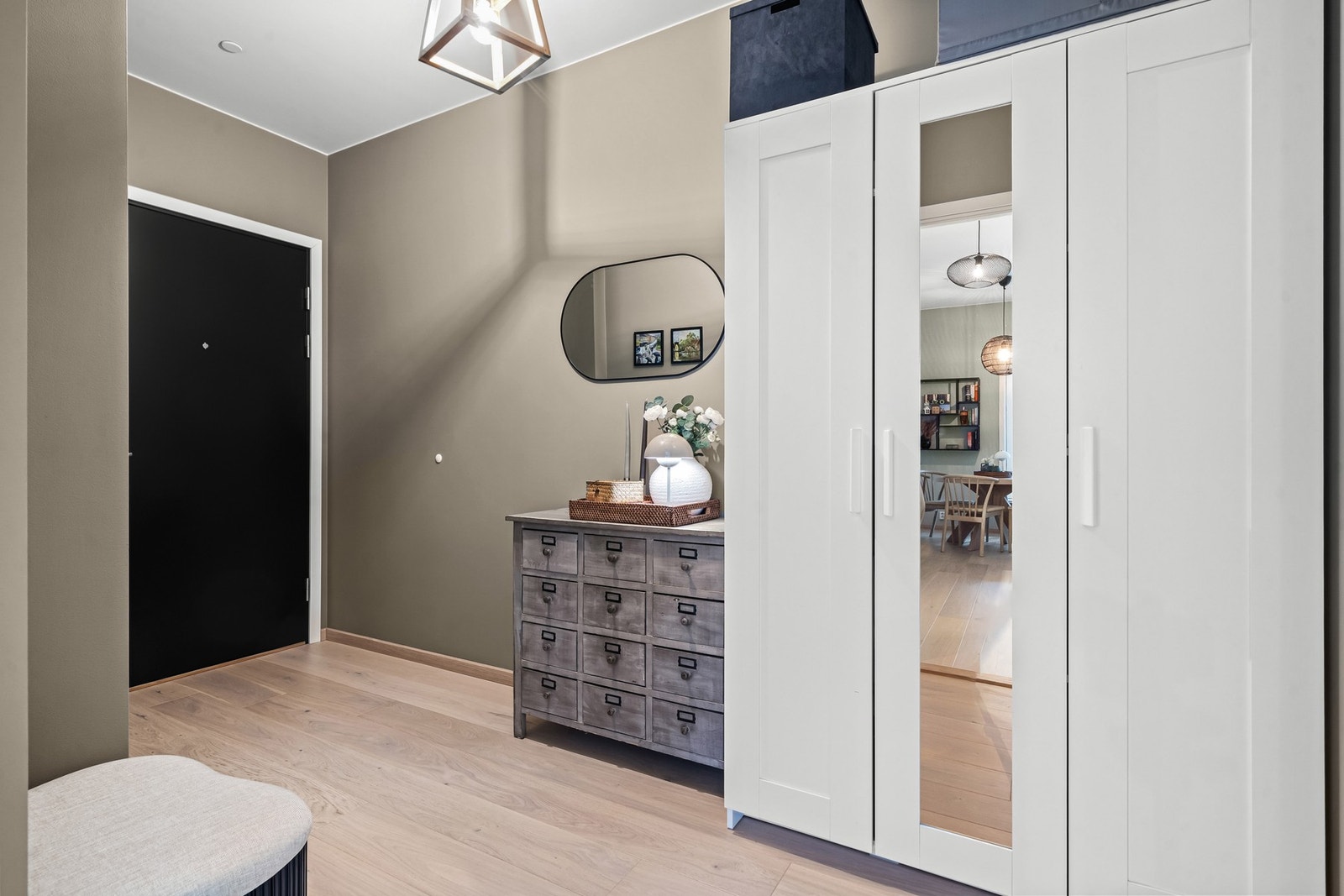 Innbydende entré med god plass til ønsket møblering Galleribilde