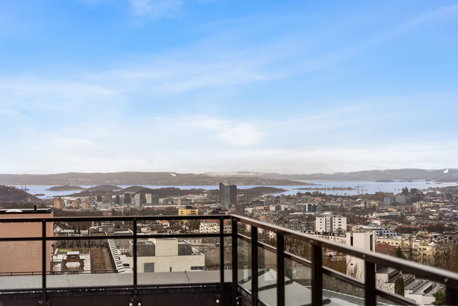 Ta med venner og familie på takterrassen i sommer og nyt panoramautsikt over Oslo Galleribilde