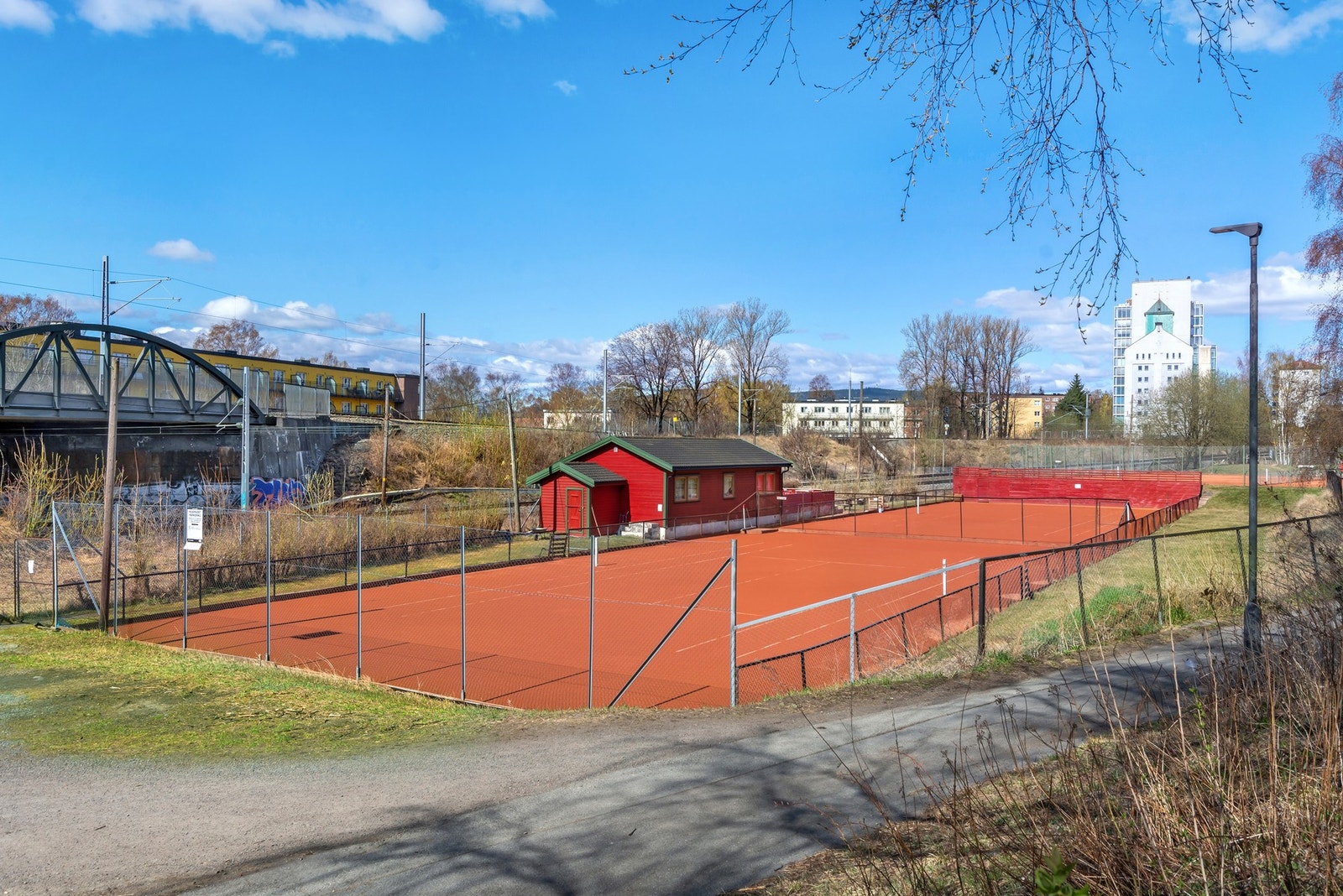 Sinsen Tennisklubb har 4 grusbaner åpne fra mai til oktober Galleribilde