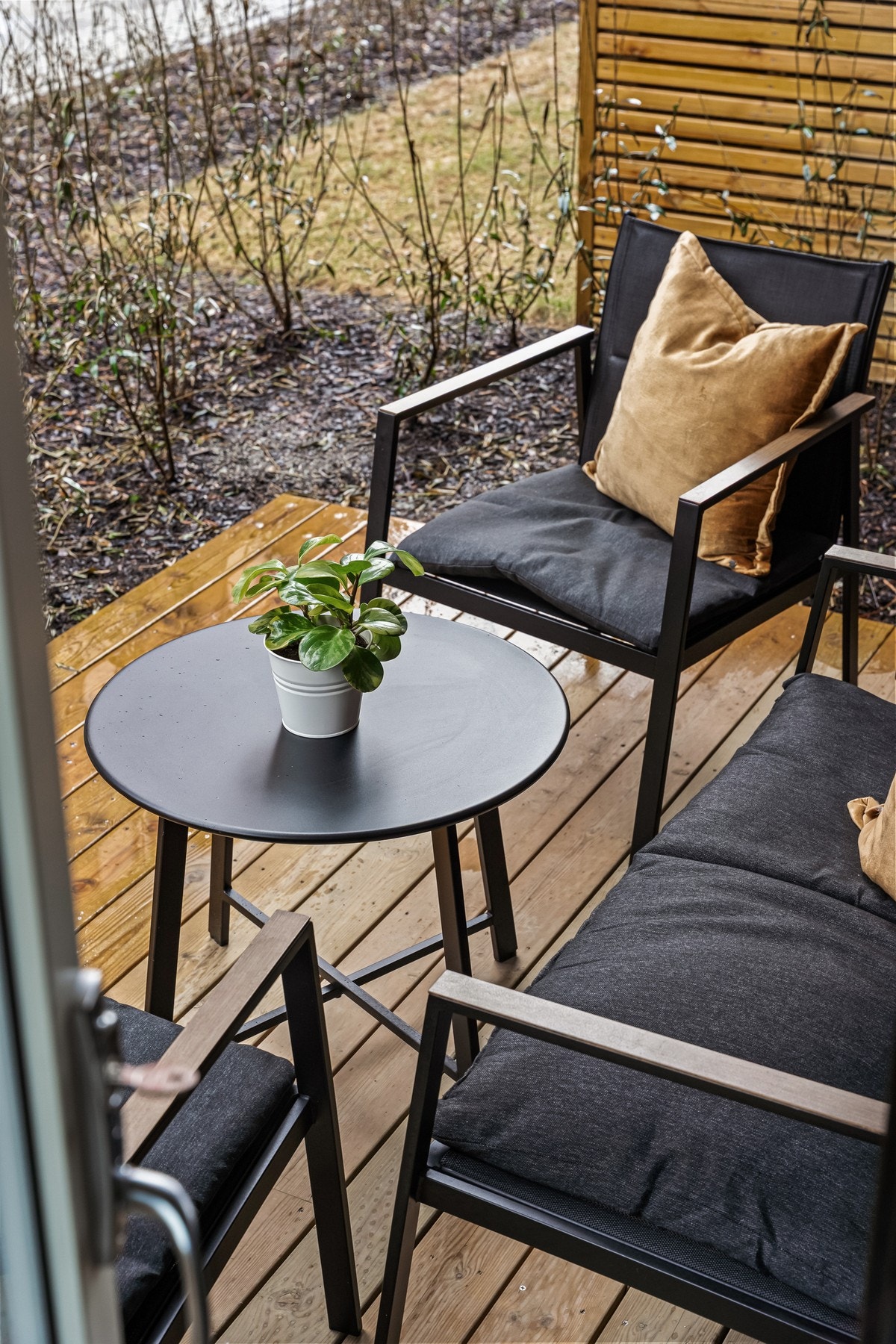 God plass til utemøbler og grill. Perfekt for varme sommerdager med venner og familie Galleribilde