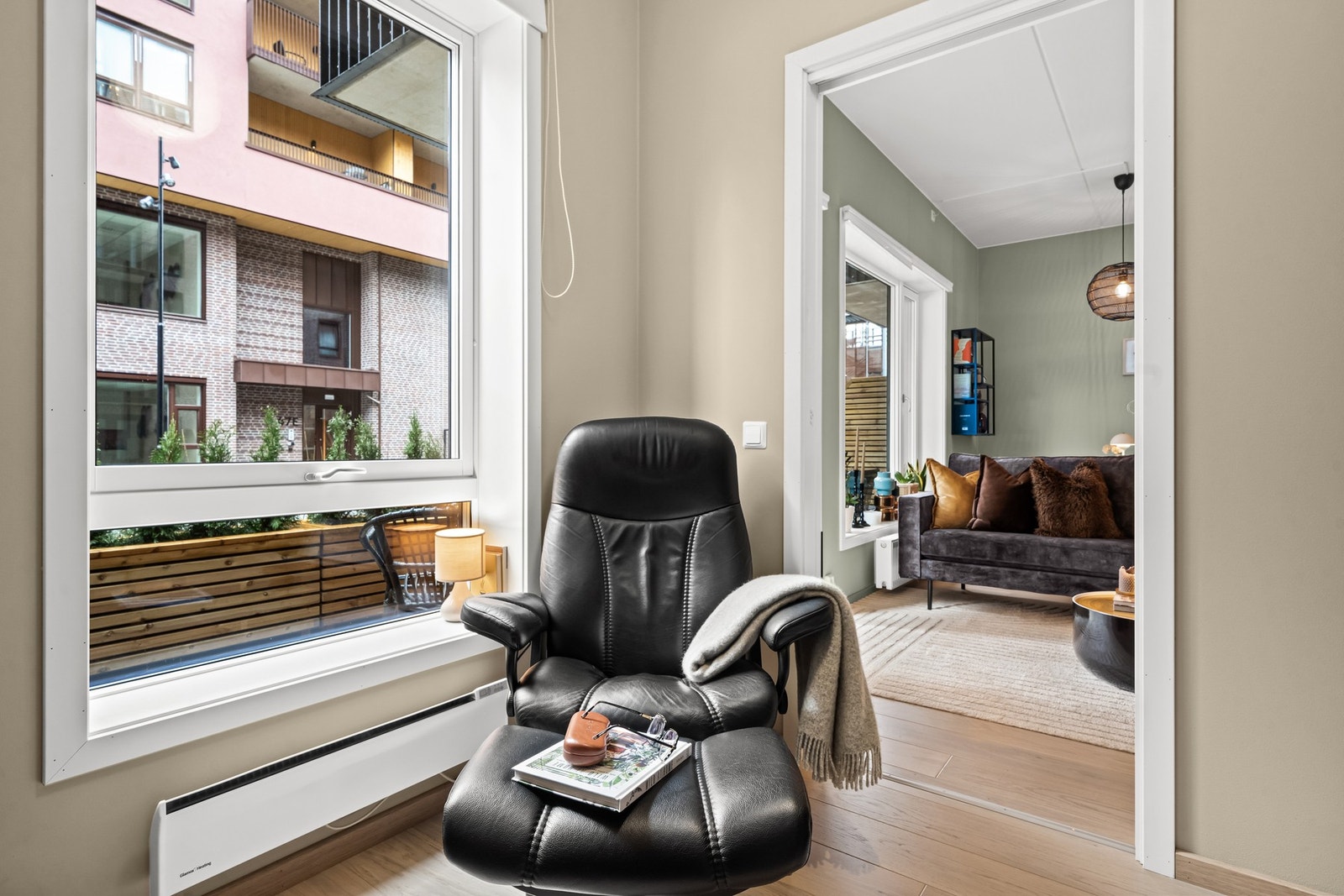 Begge soverom er malt i en lun beigefarge Galleribilde