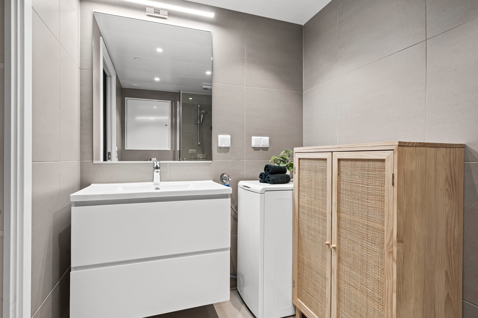 Opplegg for vaskemaskin og tørketrommel i hjørnet av rommet Galleribilde