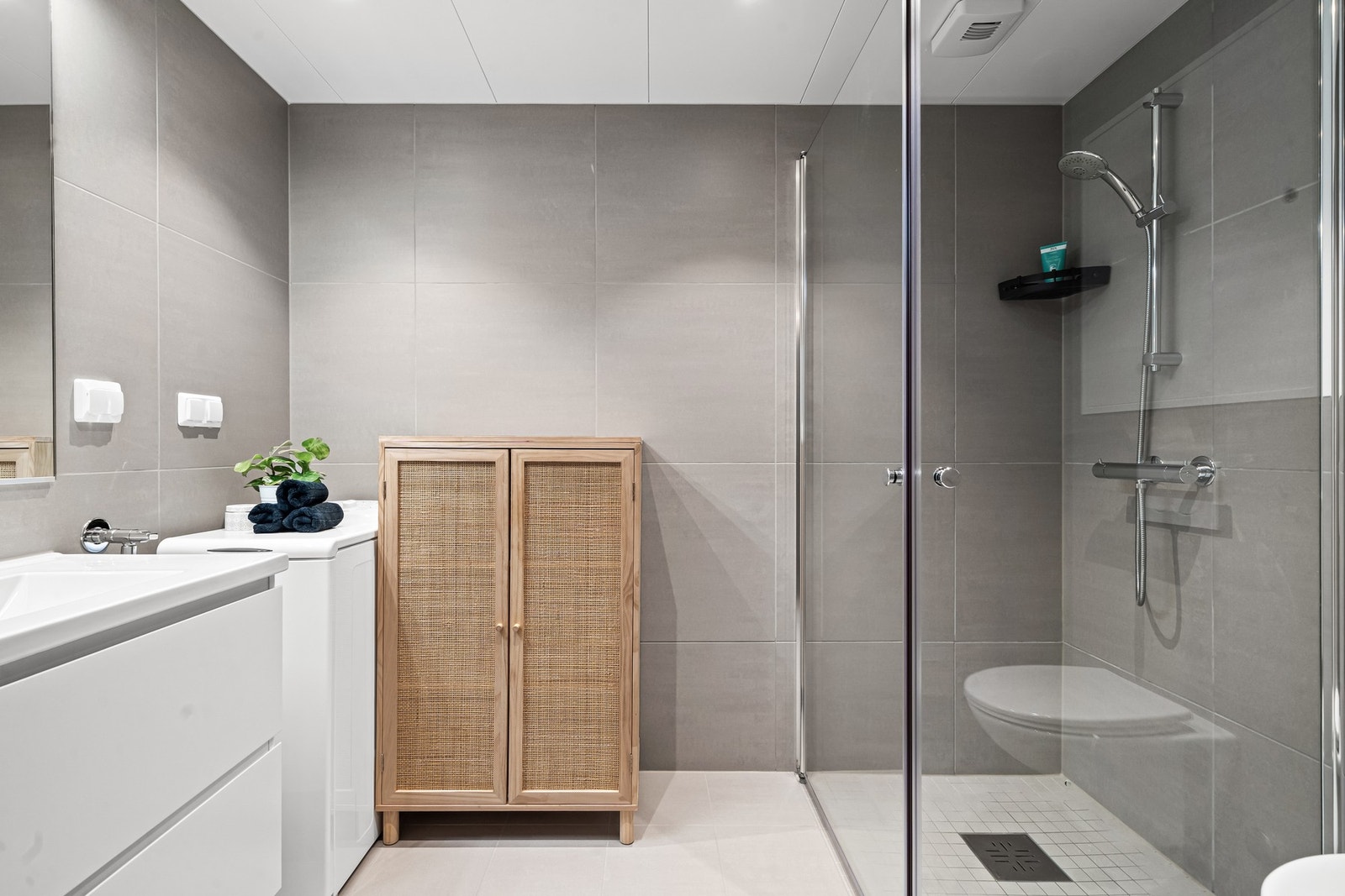 Pent, flislagt baderom med gulvvarme, downlights og varme i gulv Galleribilde