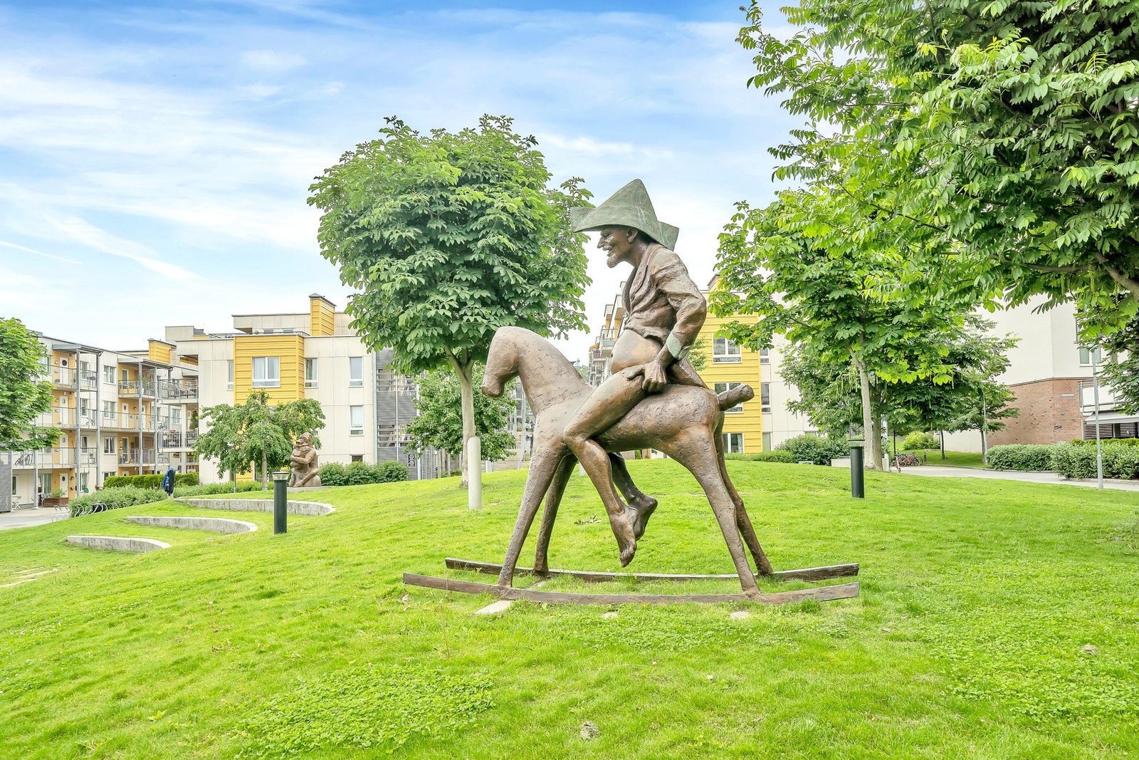 Peer Gynt-parken ligger kun noen minutter unna med flotte skulpturer inspirert av Henrik Ibsens verdenskjente drama Peer Gynt Galleribilde
