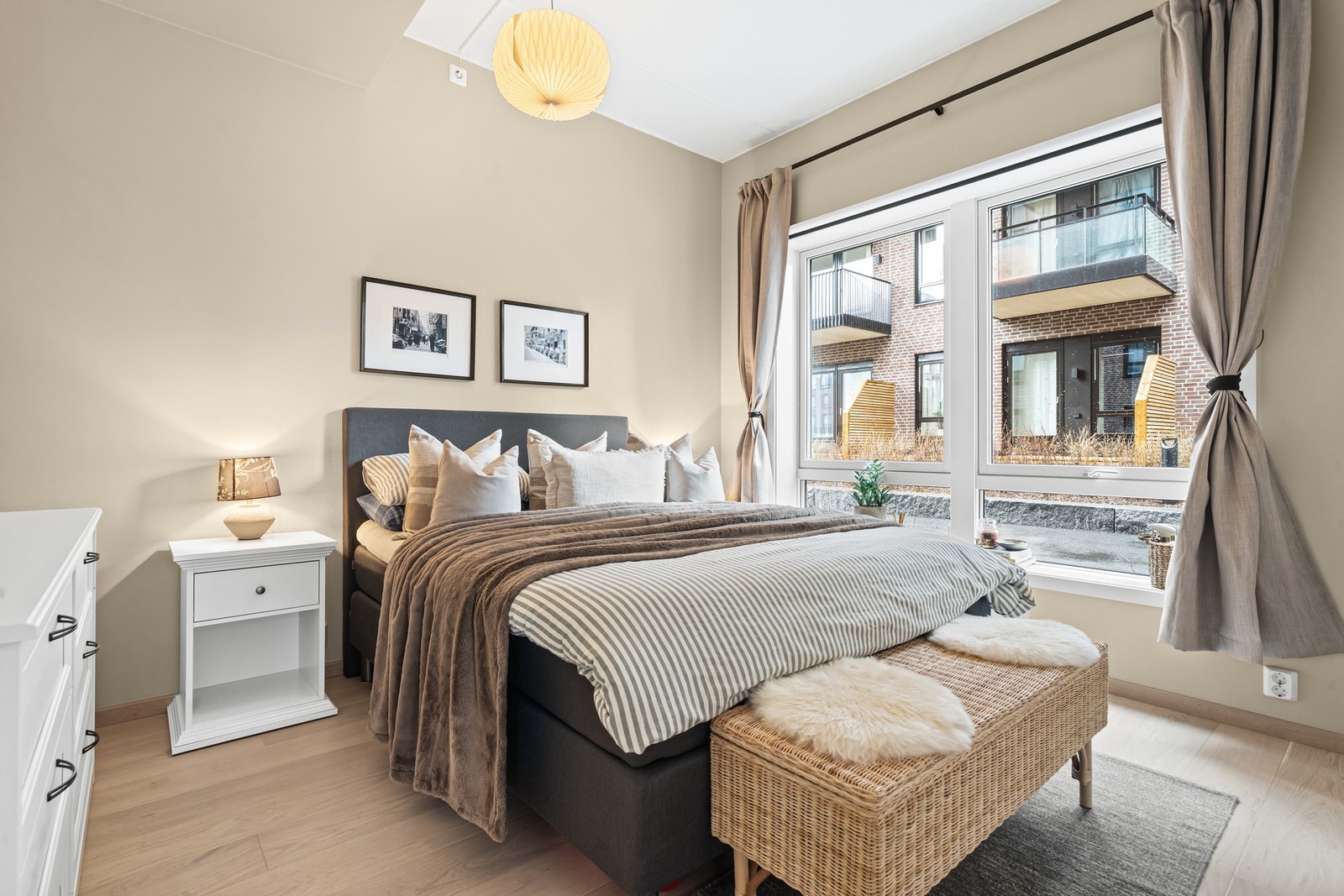 Hovedsoverom med plass til dobbeltseng, nattbord på hver side, garderobeskap og kommode Galleribilde