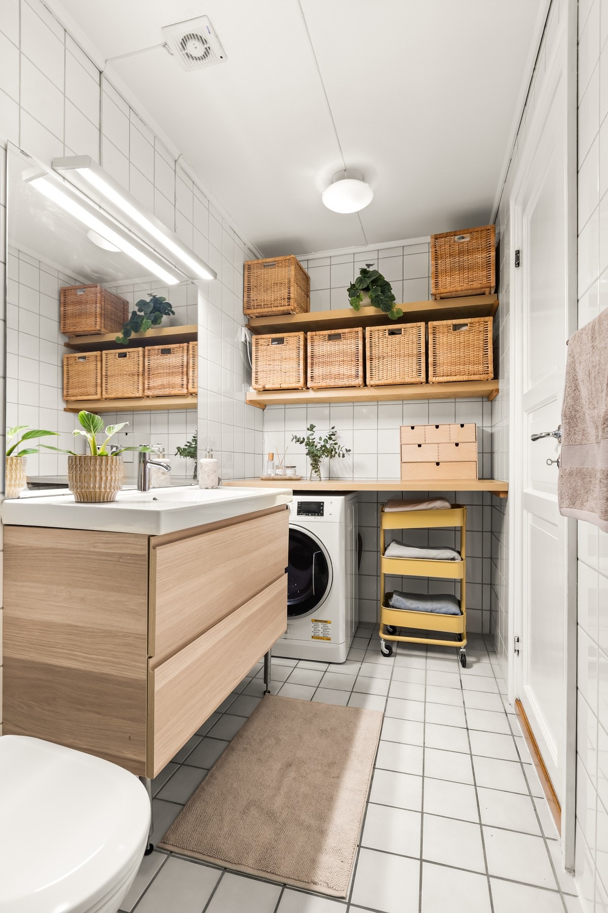 Badet er utstyrt med dusjkabinett, servantinnredning, gulvstående toalett og opplegg for vaskemaskin. Galleribilde