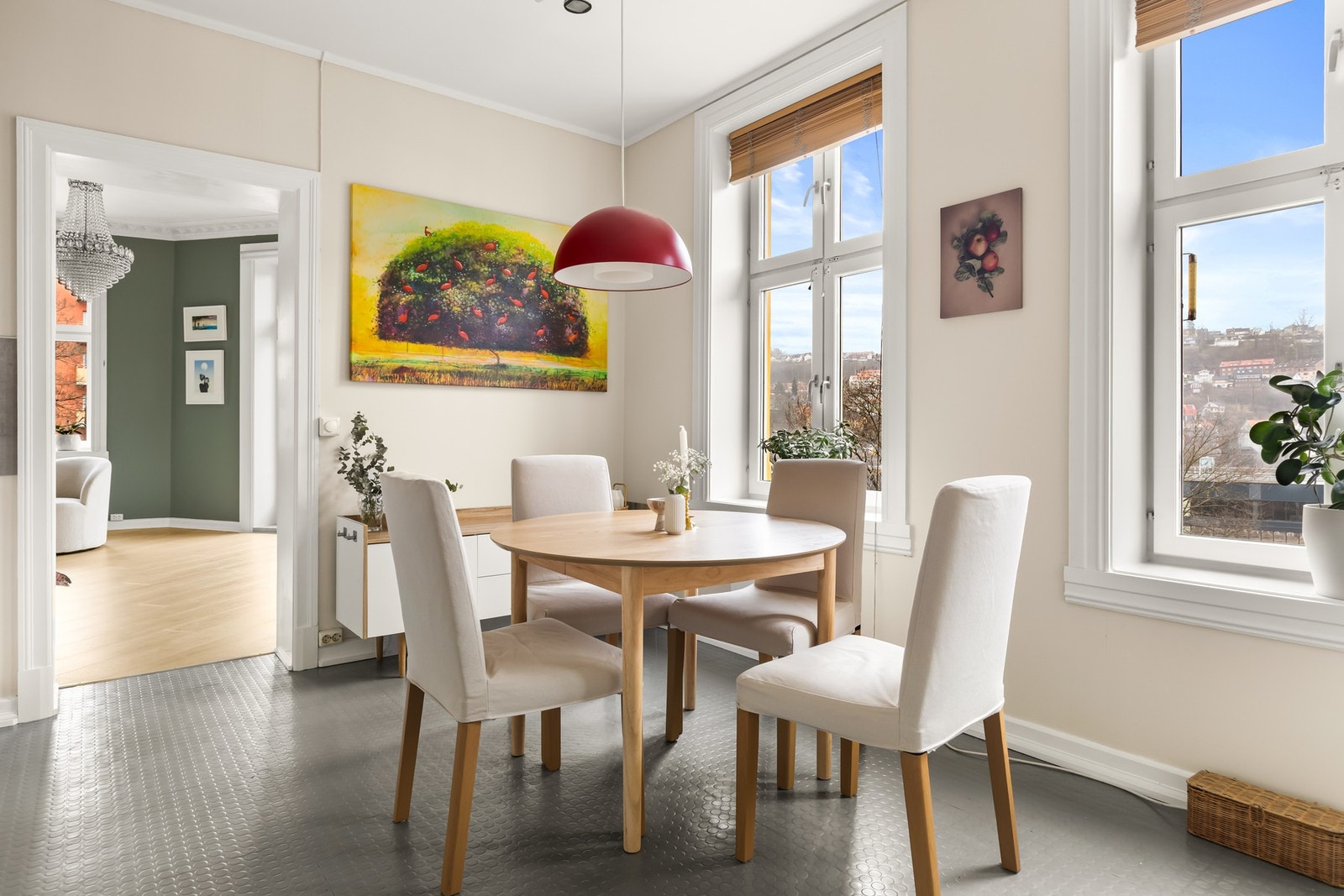 Kjøkkenet har god med naturlig lys og plass til spisebord. Galleribilde