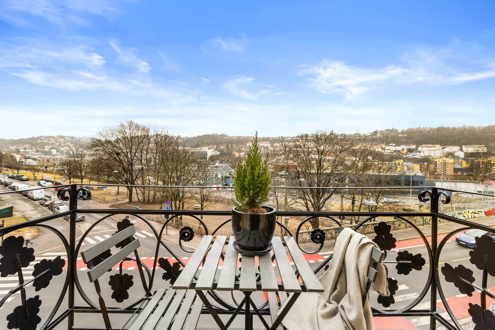 Fra stuen har du god utsikt utover Gamlebyen og opp mot Ekeberg. Galleribilde