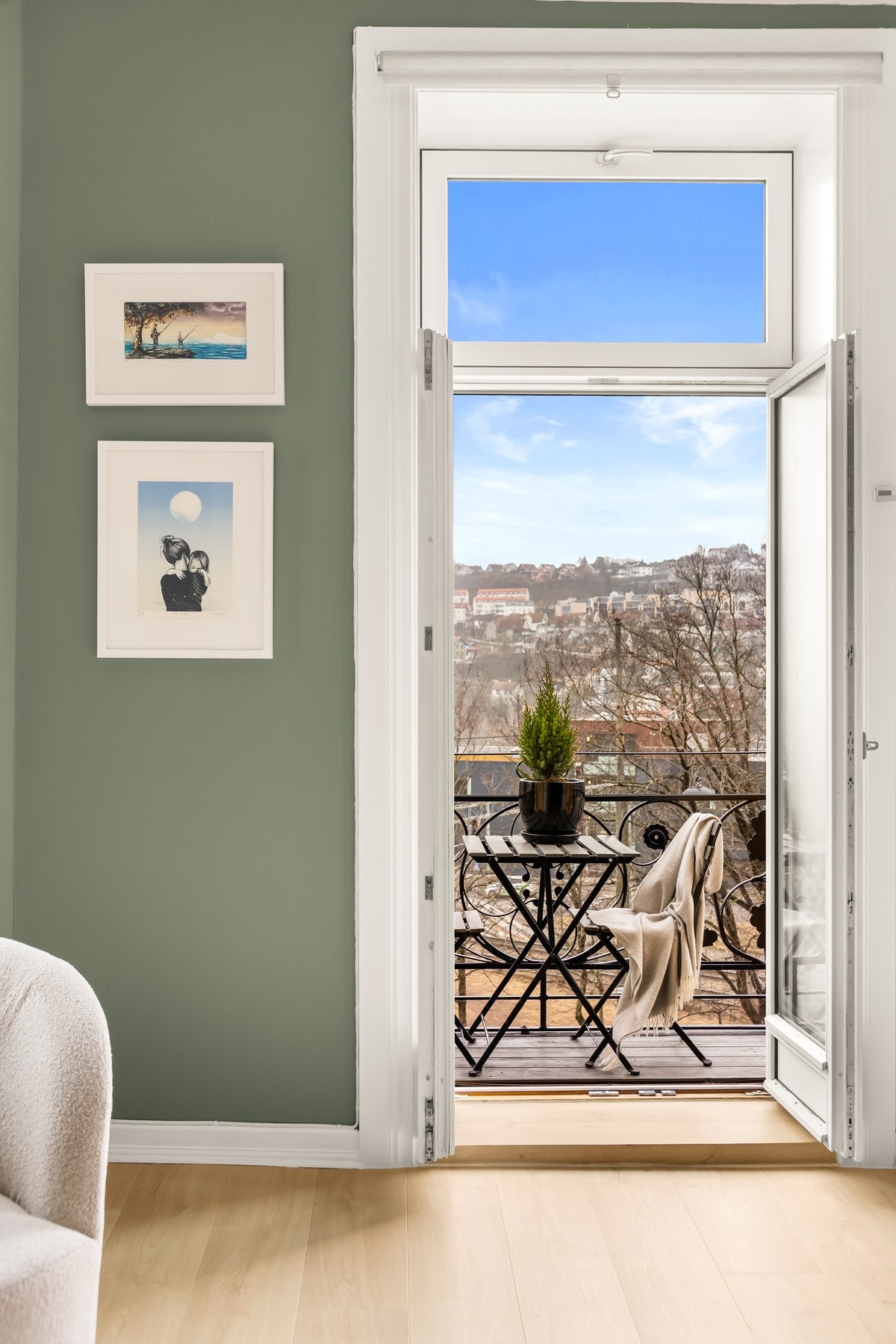 Stuen er lys og luftig med utgang til balkong. Galleribilde