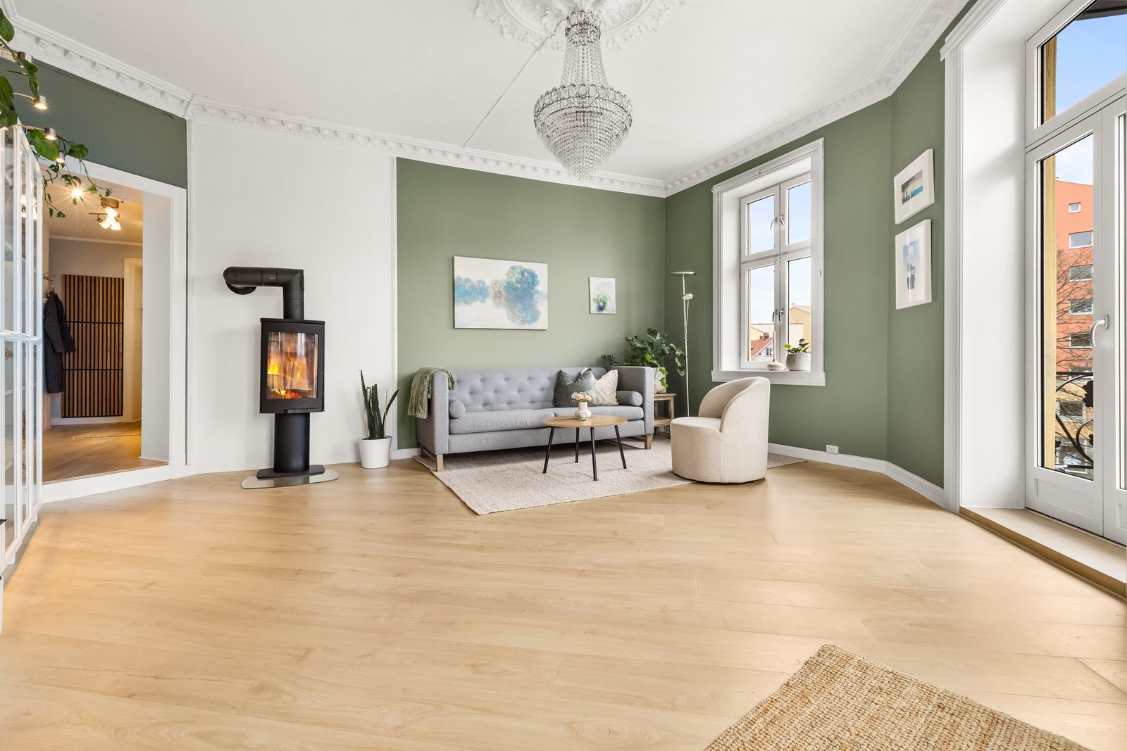 Leiligheten har en fantastisk hjørnestue med klassiske detaljer og peis. Galleribilde