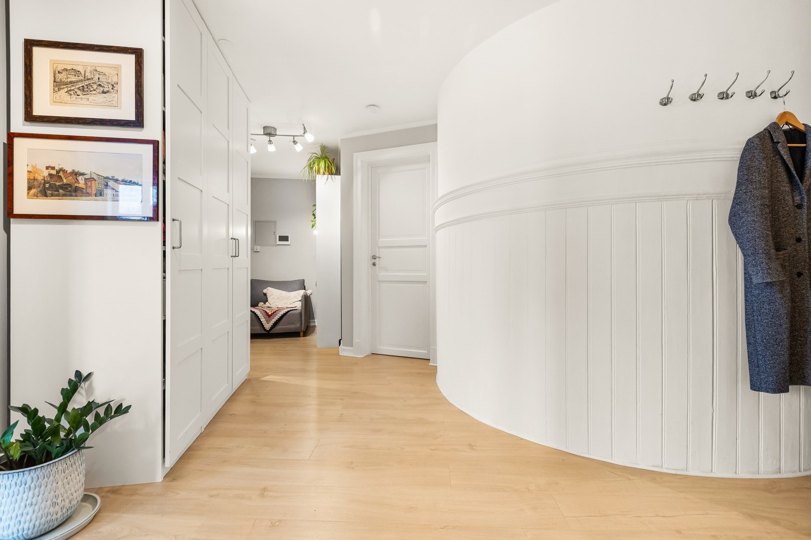 Gangen fungerer som et naturlig bindeledd videre inn til leiligheten. Galleribilde
