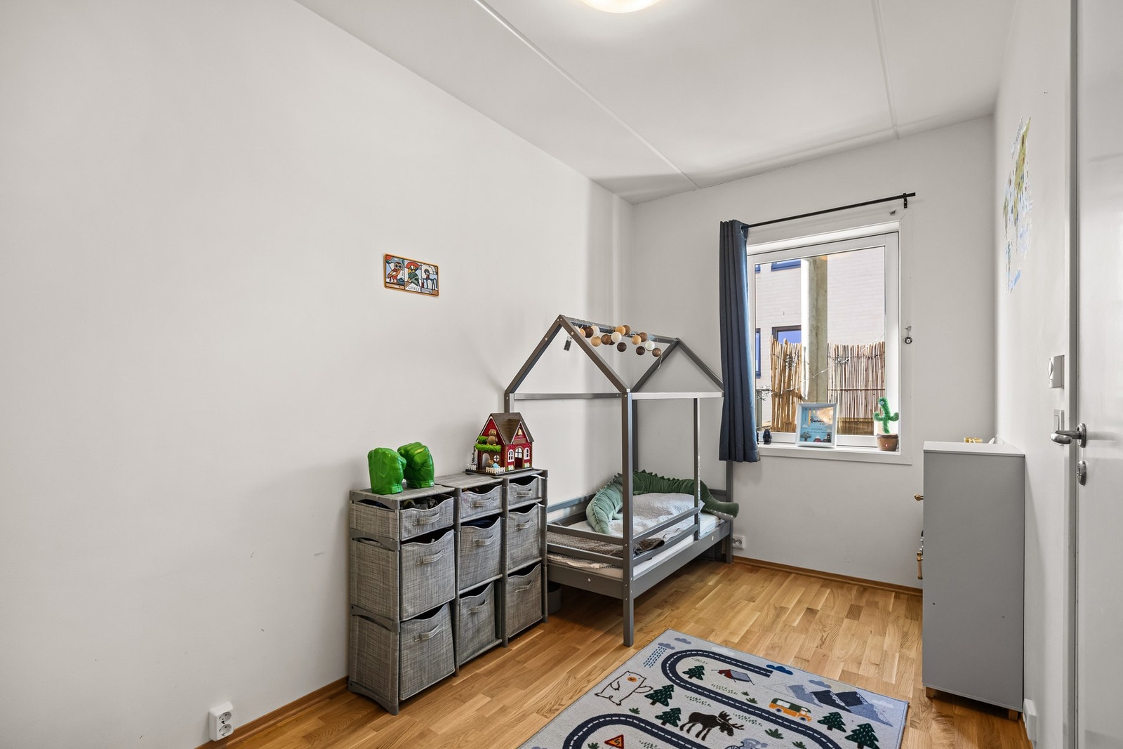 Her er det plass til større seng, garderobeskap og alt av lekene til de minste Galleribilde