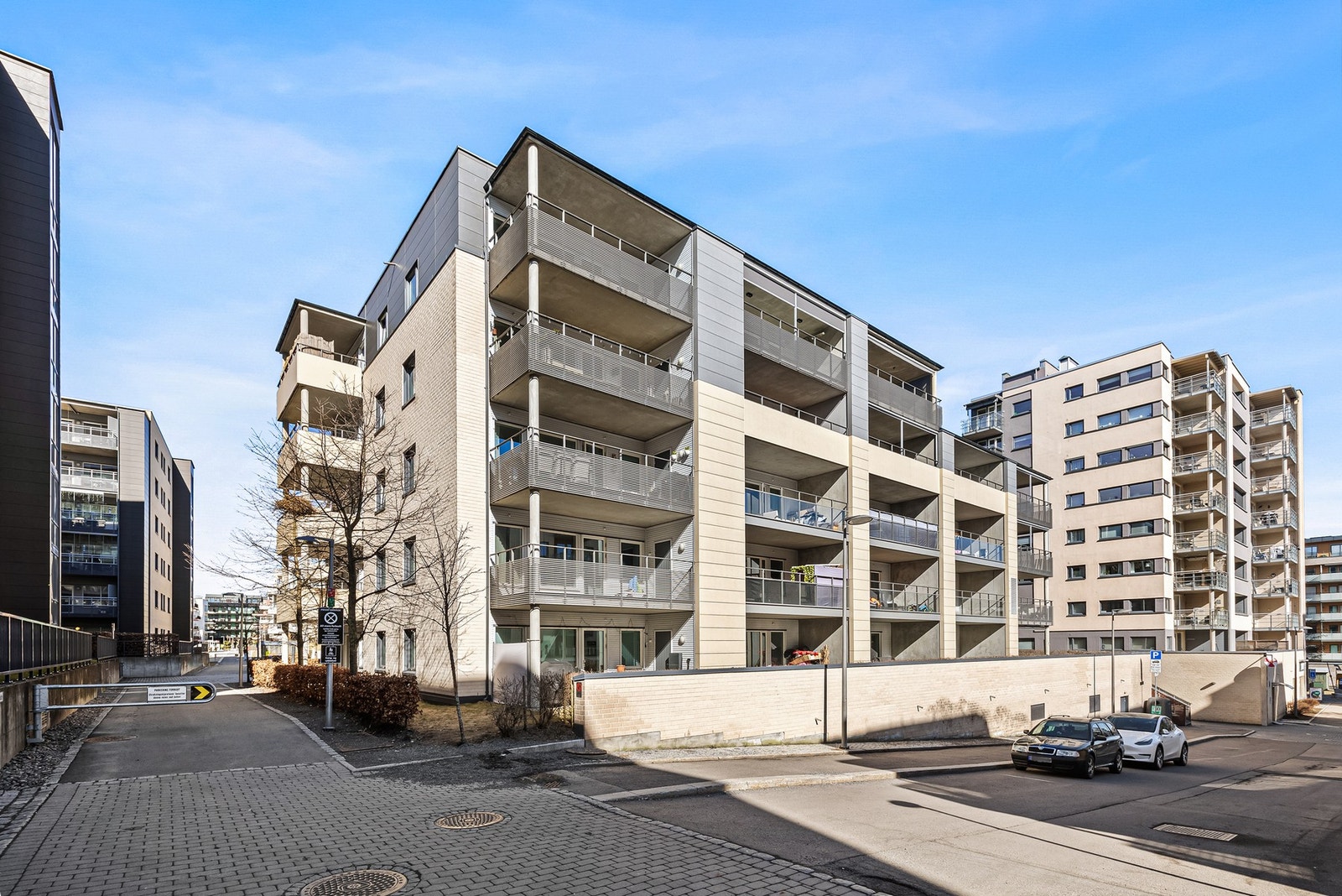 Det er gateparkering bak boligen samt P-hus på venstre side med gjesteparkering og langtidsleie av p-plass Galleribilde
