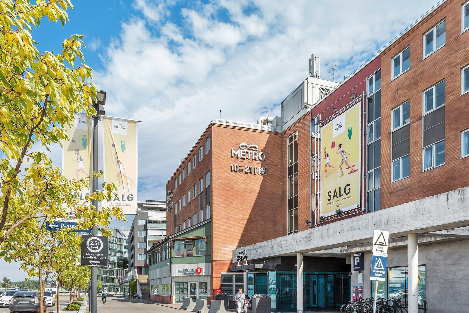 Ytterligere shopping og helsetilbud å Metro senter under 10 min gange fra boligen Galleribilde