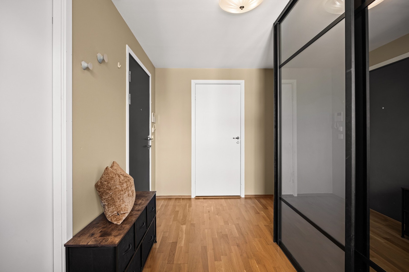 Stor og innbydende entré med plass til plass til sittebenk, skohyller og speil i tillegg til garderobeskapet. Galleribilde
