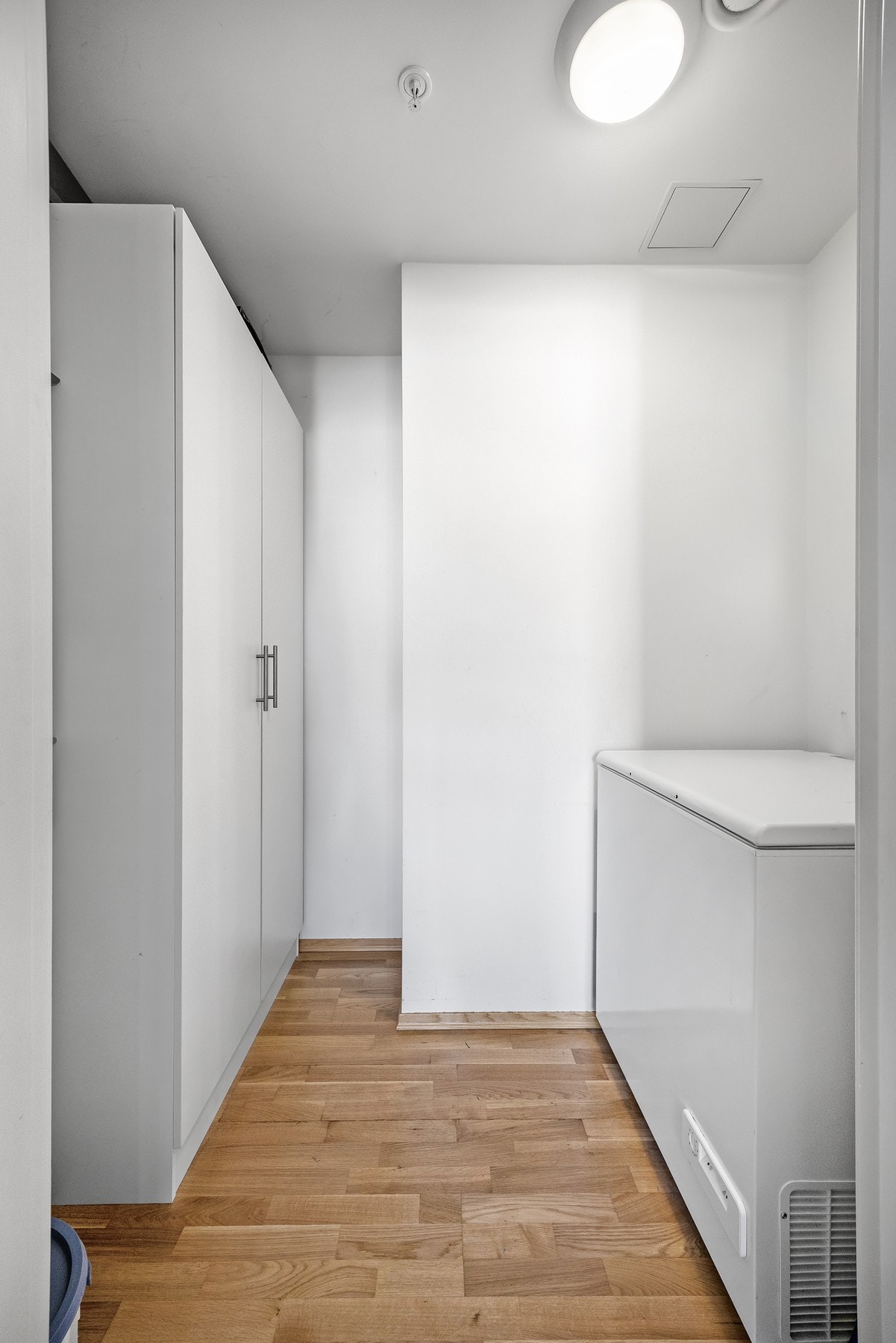 Innvendig bod i gangen som kan bli walk-in-closet eller til ekstra lagring, fryser, vaskeartikler og lignende Galleribilde