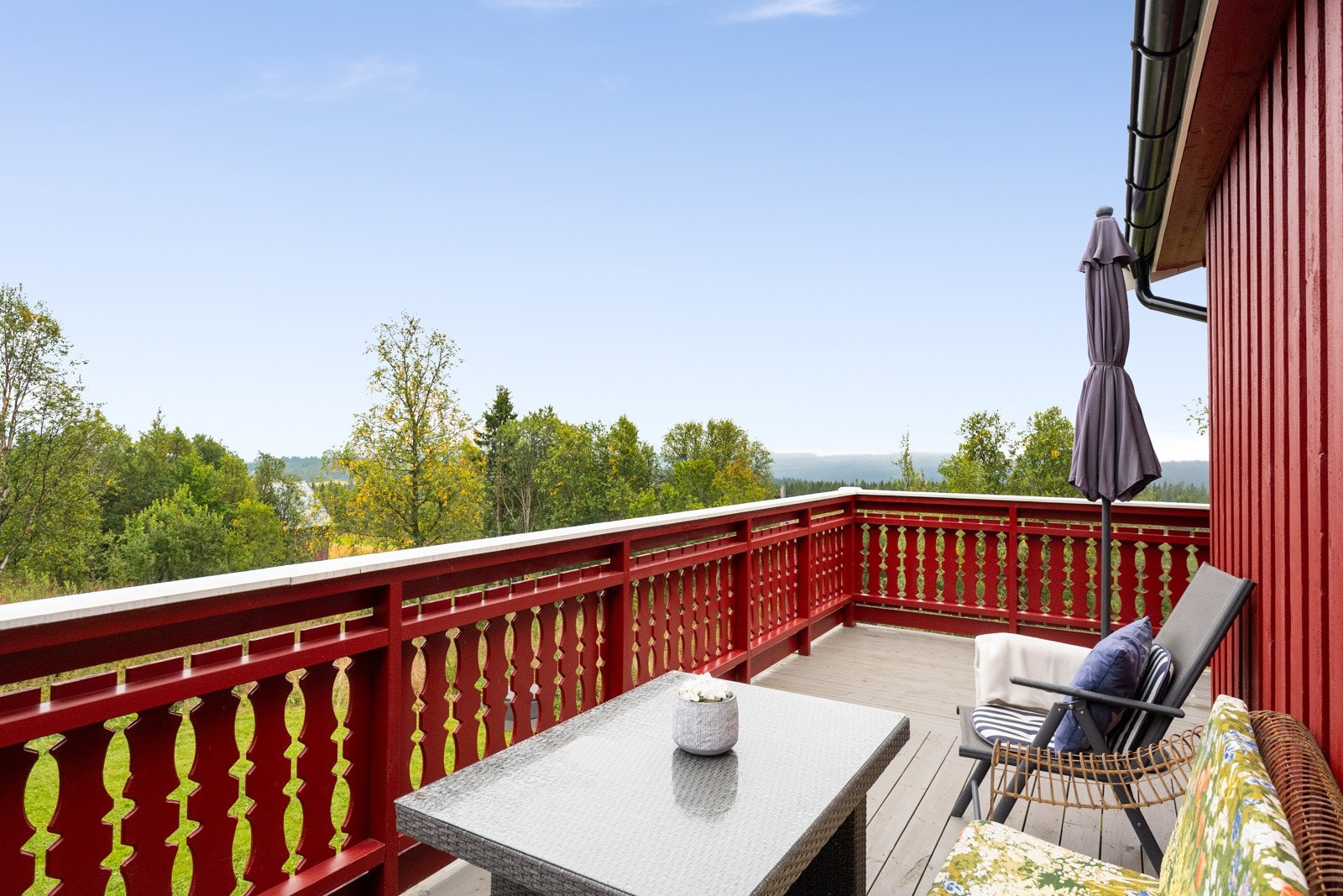 Solrik terrasse hvor du kan nyte lange sommerdager og stille kvelder i fredelige omgivelser Galleribilde