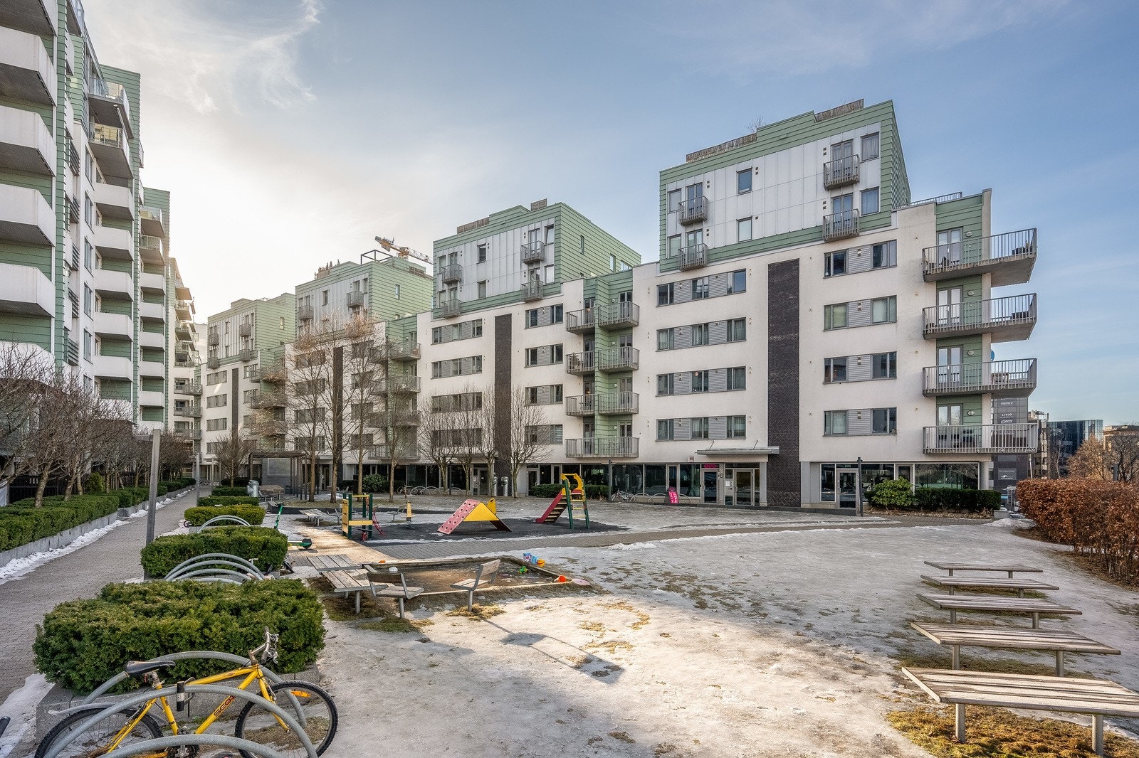 Sørkedalsveien 9D har en svært attraktiv beliggenhet på Majorstuen, et av Oslos mest ettertraktede og sentrale boligområder. Uteområdene er pent opparbeidet med steinsatte arealer, prydbusker, trær, gressarealer, flere sittegrupper og lekeplass. Galleribilde