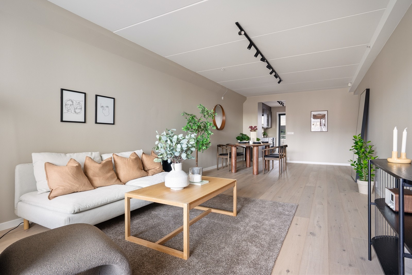 I tillegg sørger den gjennomgående planløsningen for godt lysinnslipp fra begge sider av leiligheten. Galleribilde
