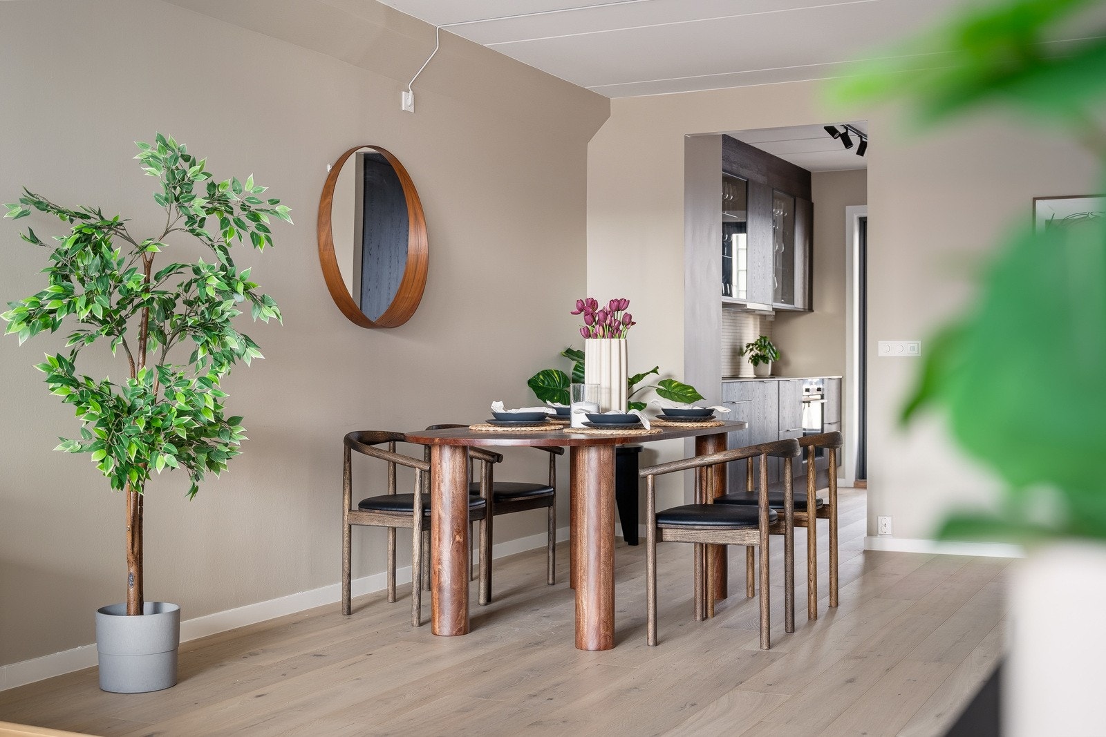 Stuen har en åpen og sosial planløsning med god plass til både sofagruppe og spisebord. Galleribilde