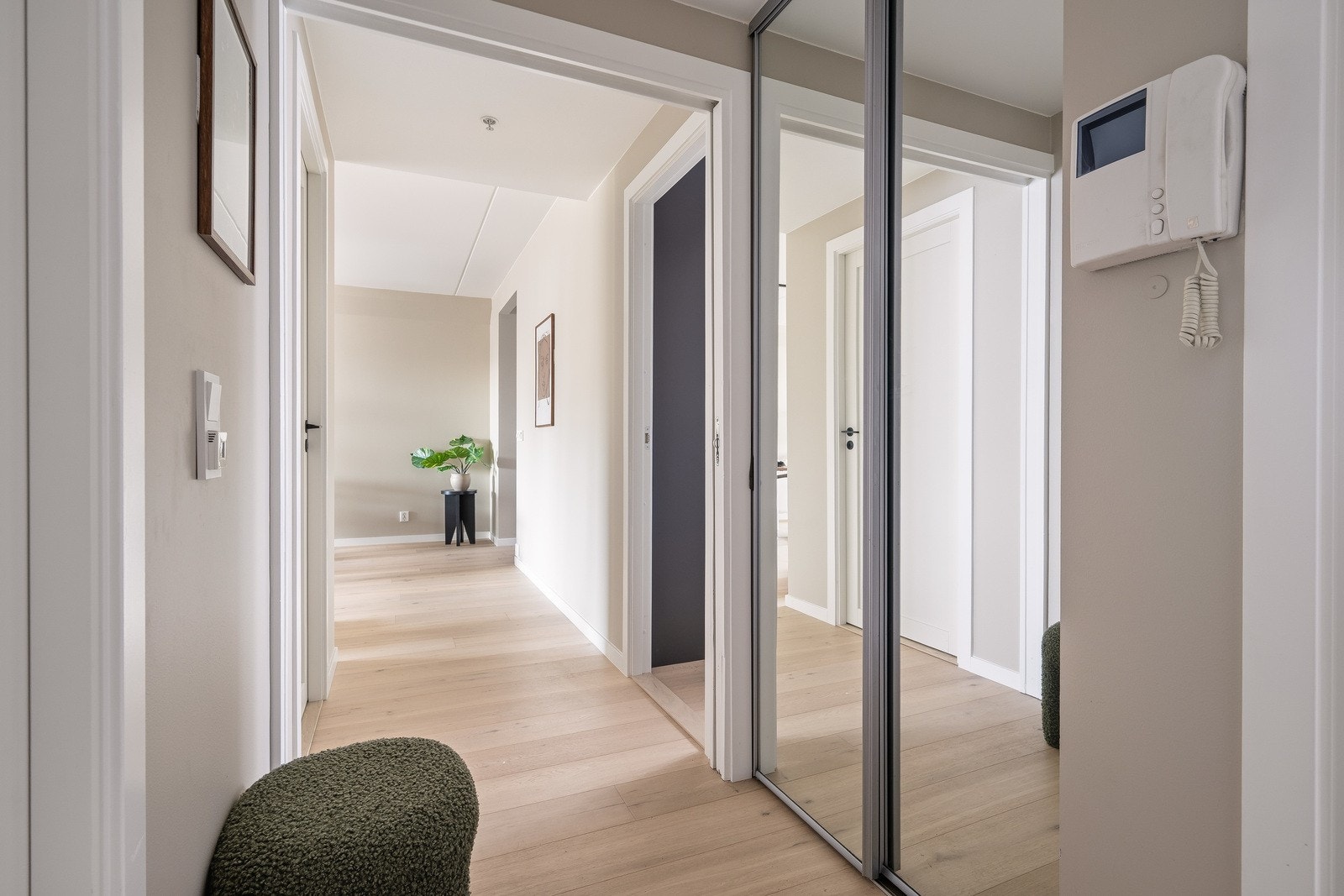Innbydende og romslig entré med praktisk skyvedørsgarderobe. Galleribilde