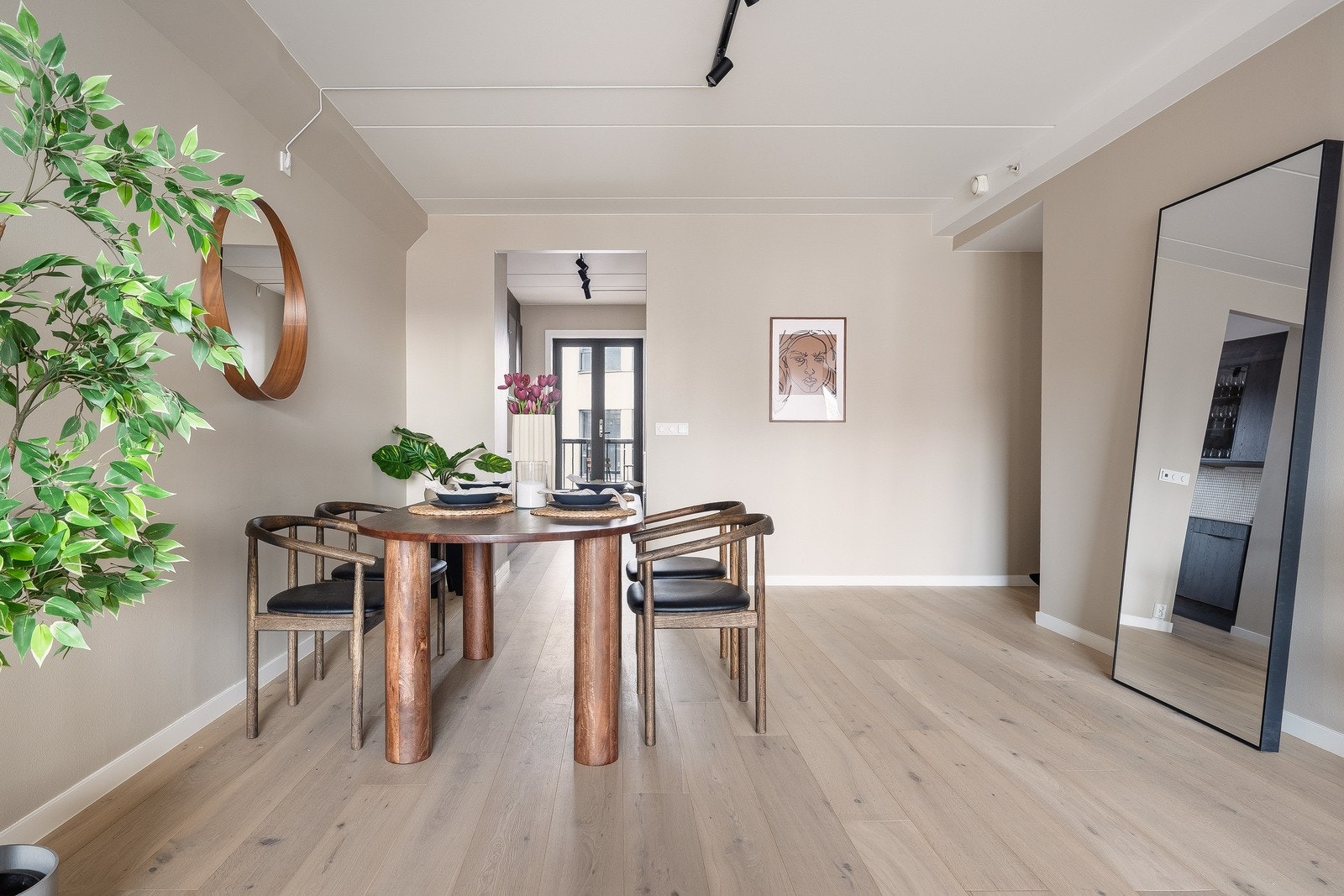 Veggene er malt i en tidsriktig og lun farge som skaper en helhetlig og behagelig stil gjennom hele boligen. Galleribilde