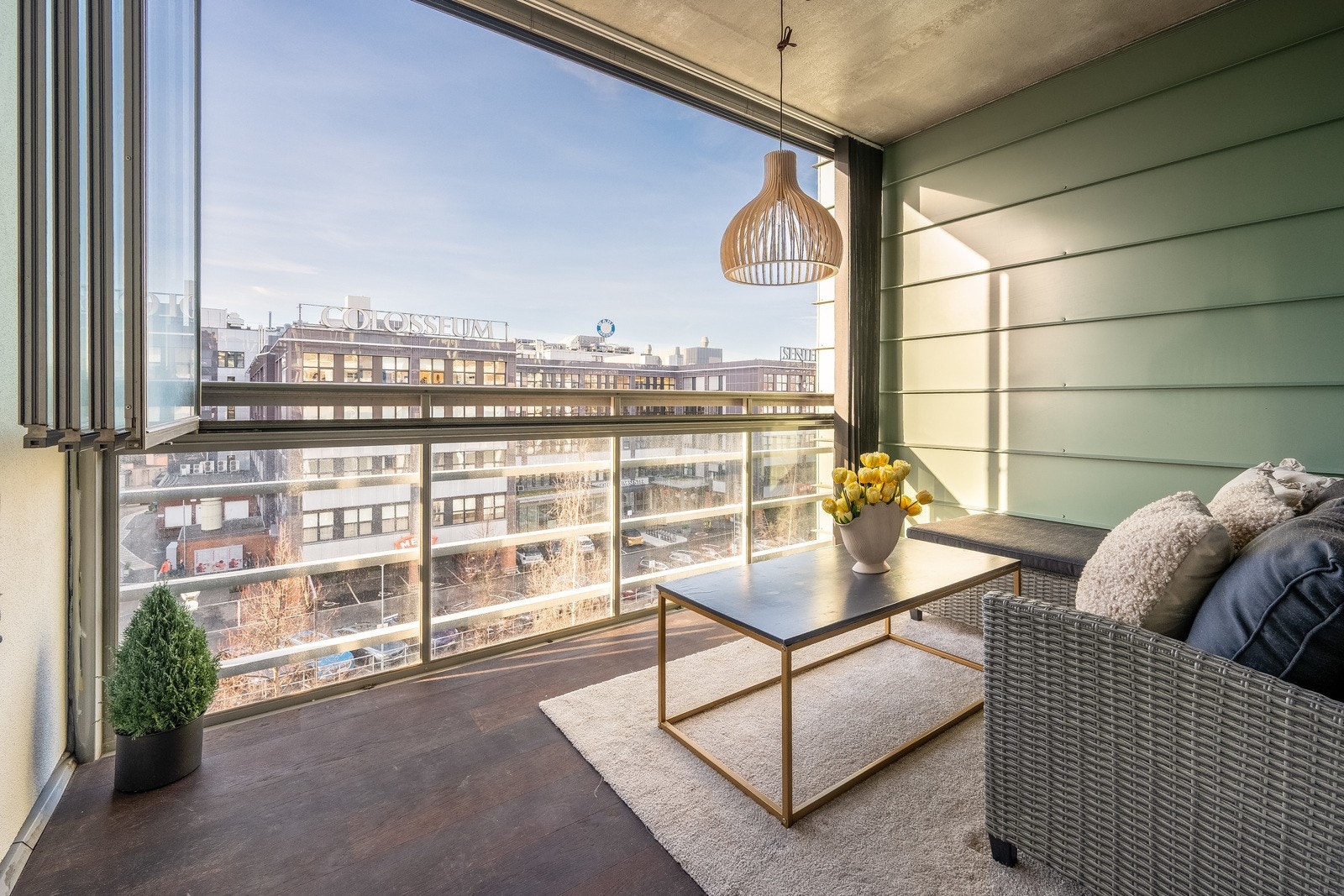 Lun og romslig innglasset balkong, et perfekt sted for avslapning året rundt. Galleribilde