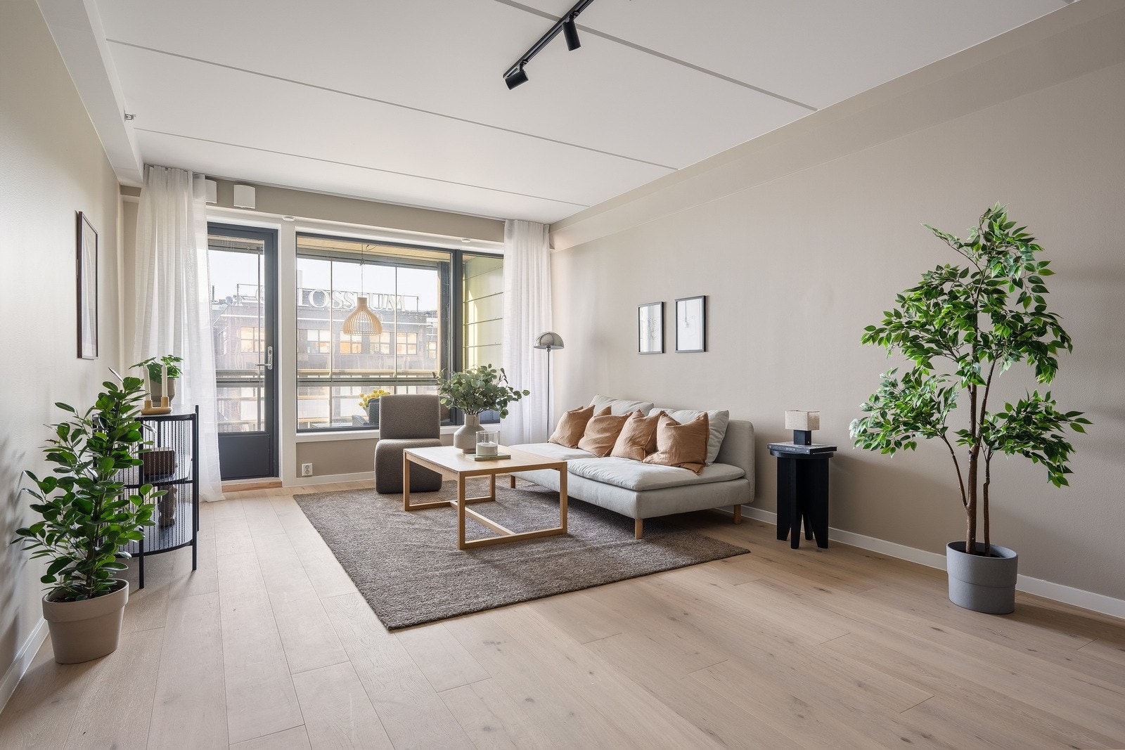 Leiligheten ligger i byggets 5. etasje med heis og har en gjennomgående planløsning som gir gode lysforhold. Galleribilde