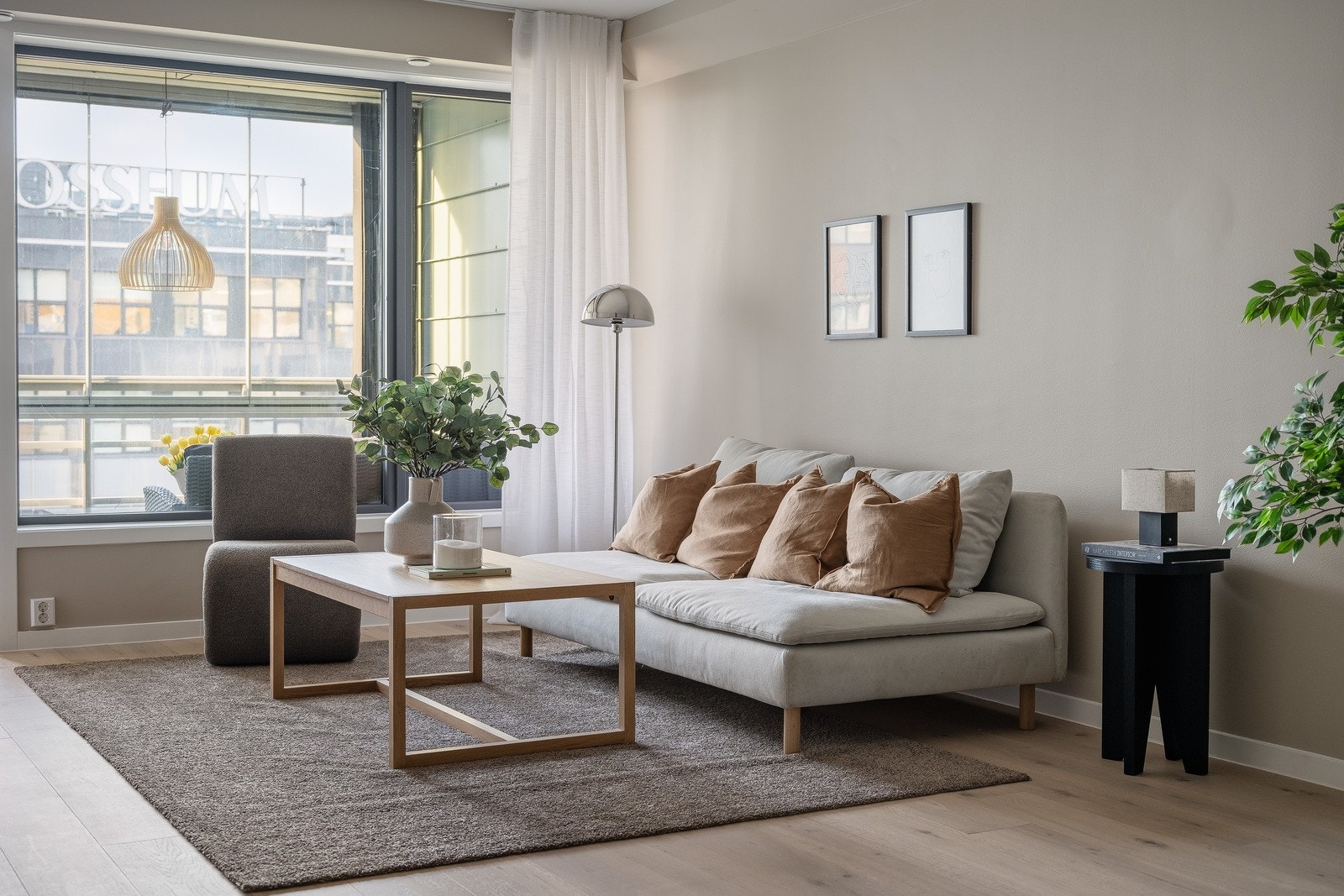Fra stuen er det utgang til en herlig, innglasset sydvestvendt balkong på ca. 8,4 m². Galleribilde