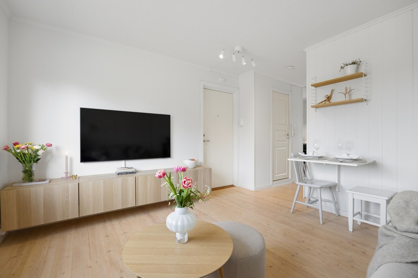 I stuen er det god plass til sofagruppe med tilhørende bord, spisebord m/stoler og tv-møblement. Galleribilde