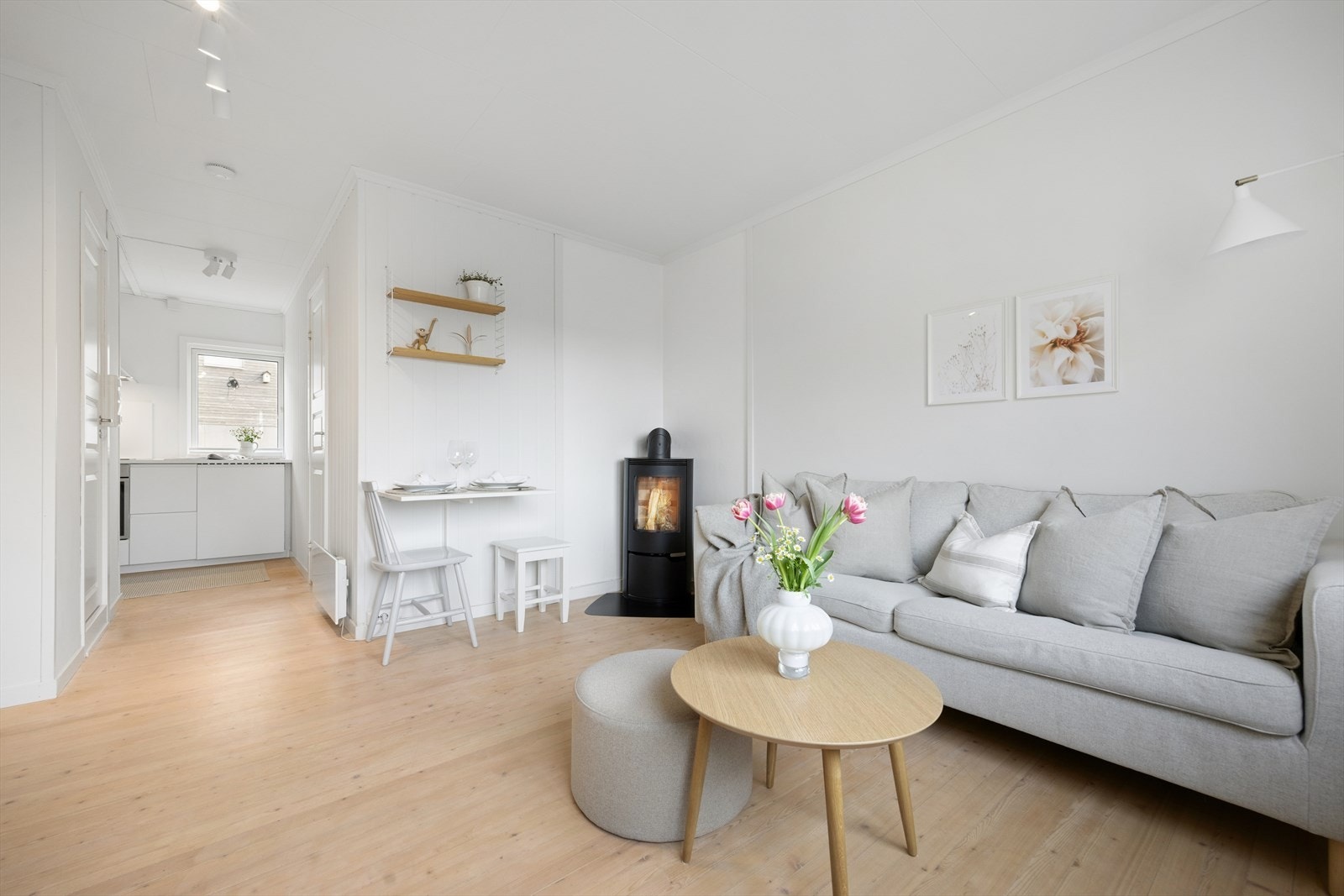 Stuen oppleves som romslig, og måler til ca. 12,1 m². Galleribilde