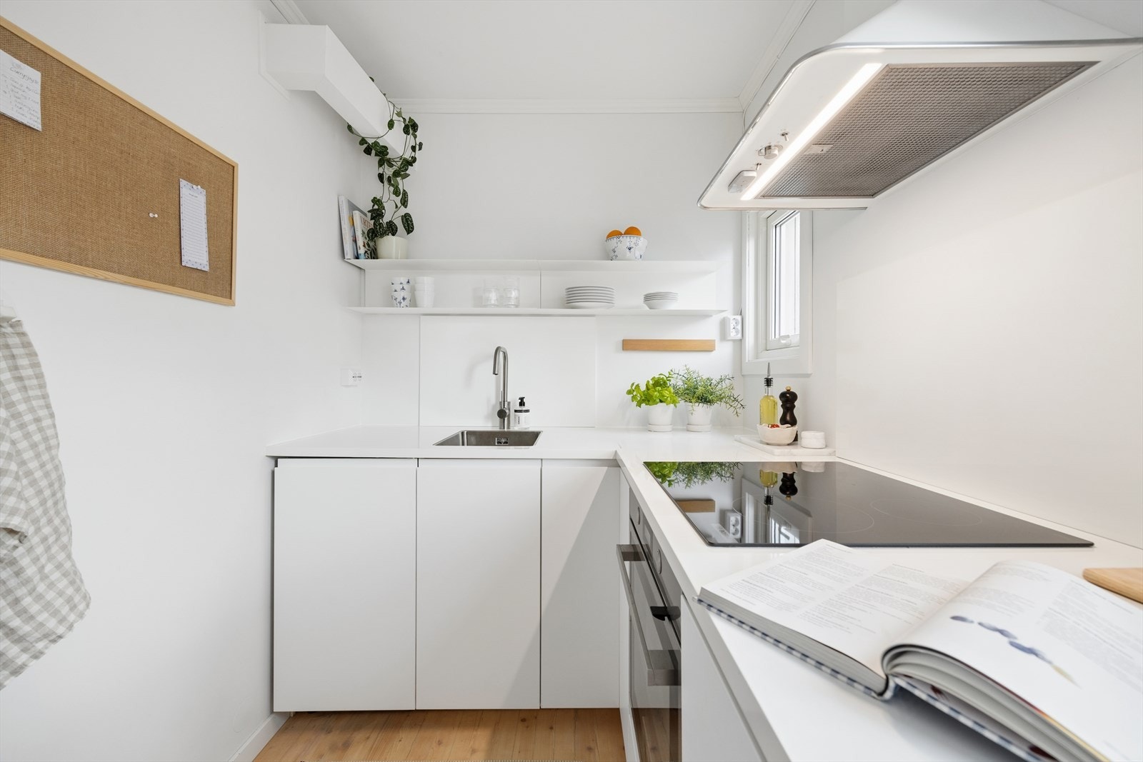 Kjøkkenet har et pent, stilrent og lyst uttrykk, med godt innslipp av naturlig lys. Galleribilde