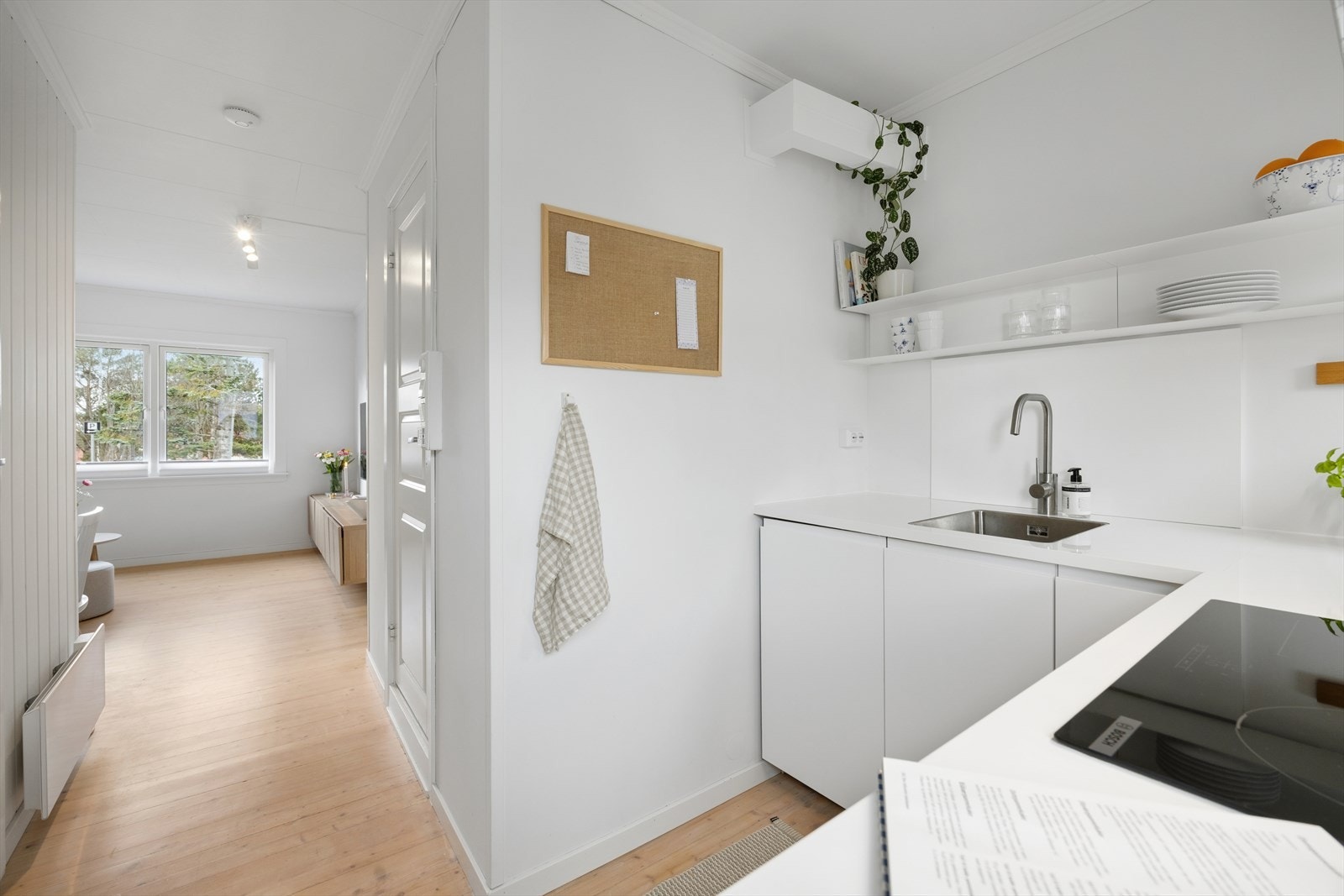 Adskilt stue og kjøkken. Praktisk kjøkkenløsning med rikelig skap- og benkeplass. Galleribilde