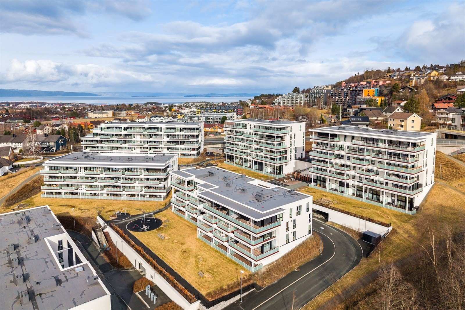 Det er gode avstander mellom bebyggelsen og opplevelsen av området er luftig og åpent. Galleribilde
