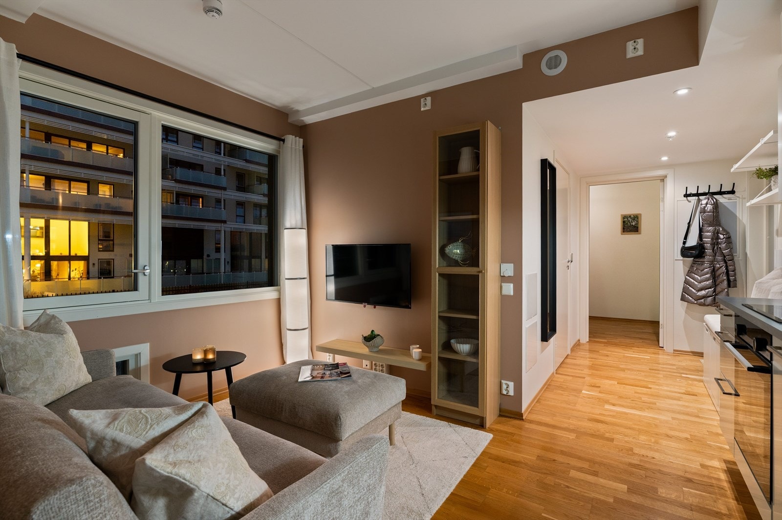 I stuen kan du enkelt skape din egen stil, enten du ønsker en moderne preferanse eller en lun og koselig atmosfære. Galleribilde