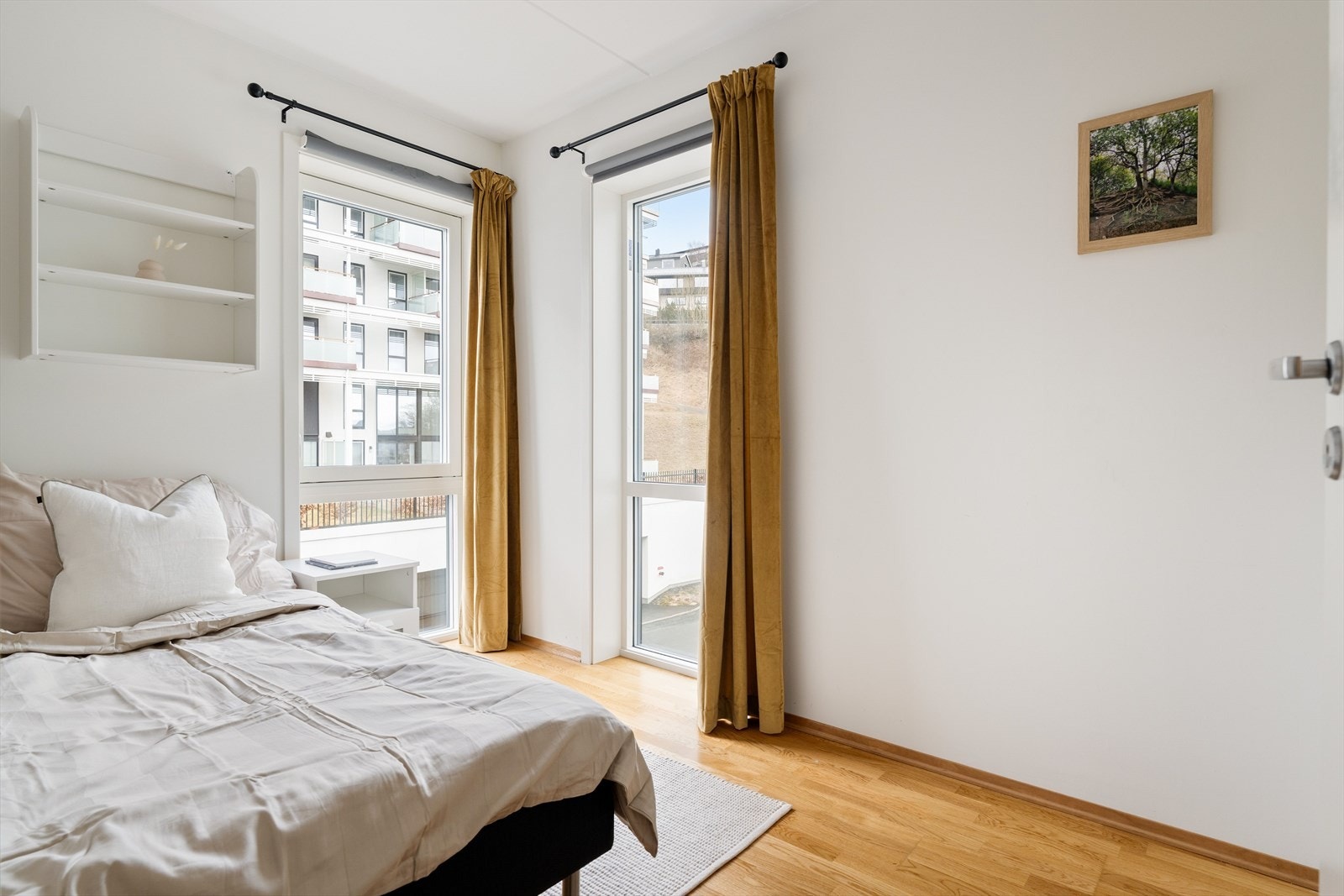 Det største soverommet er målt til ca. 8 kvm. Soverommet får mye innlys fra hjørnevinduene. Galleribilde