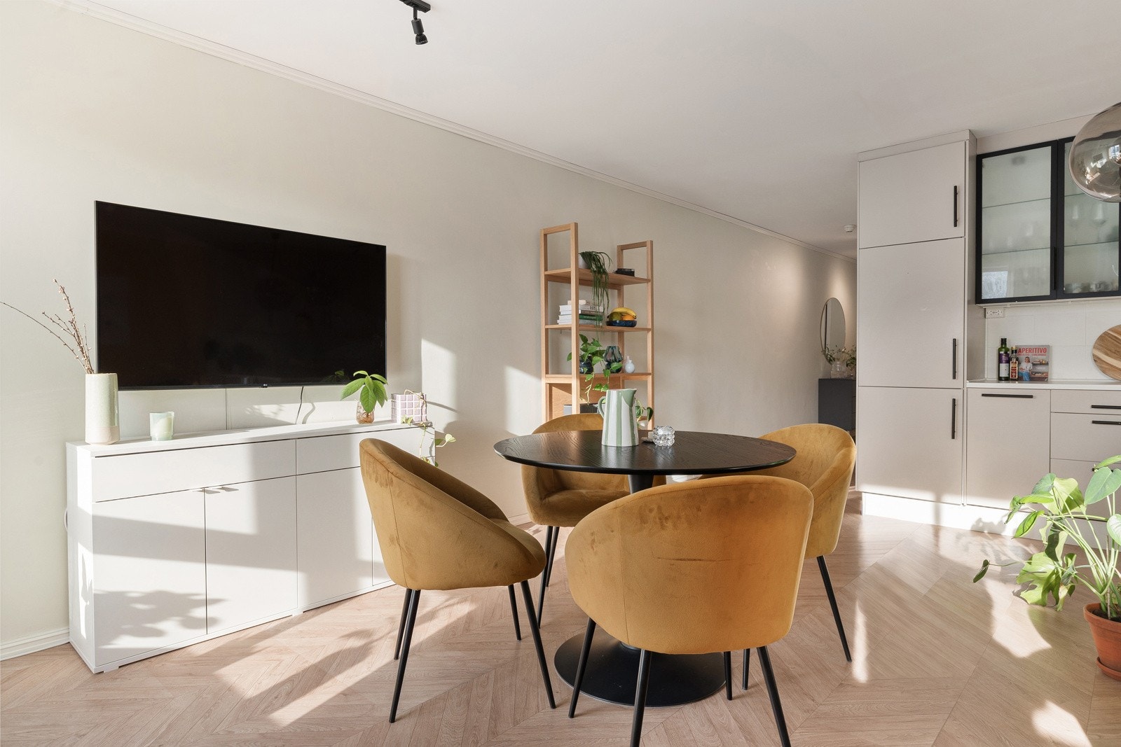 Leiligheten har en sosial og moderne åpen løsning.