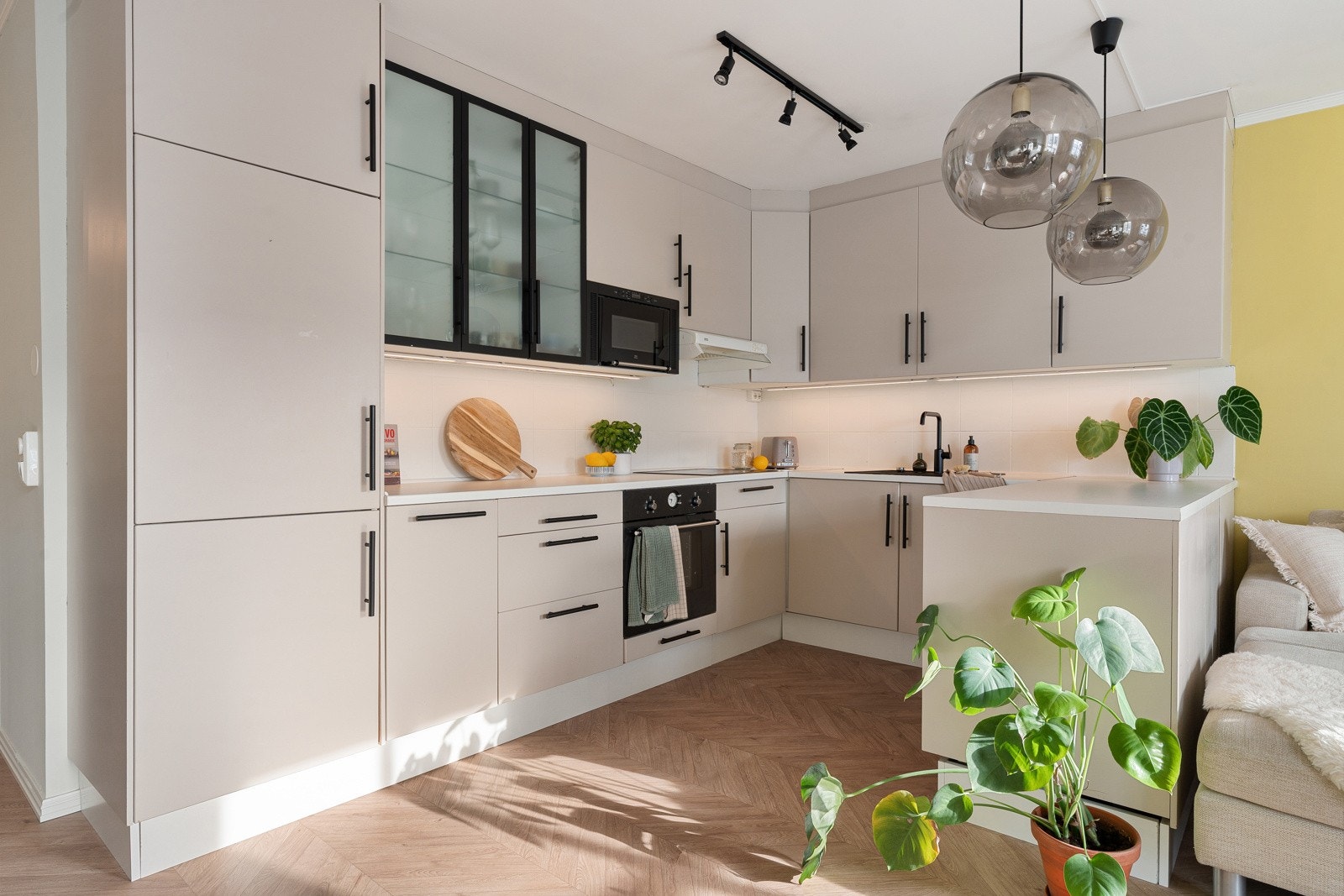 Delikat kjøkken med slette fronter og god belysning.