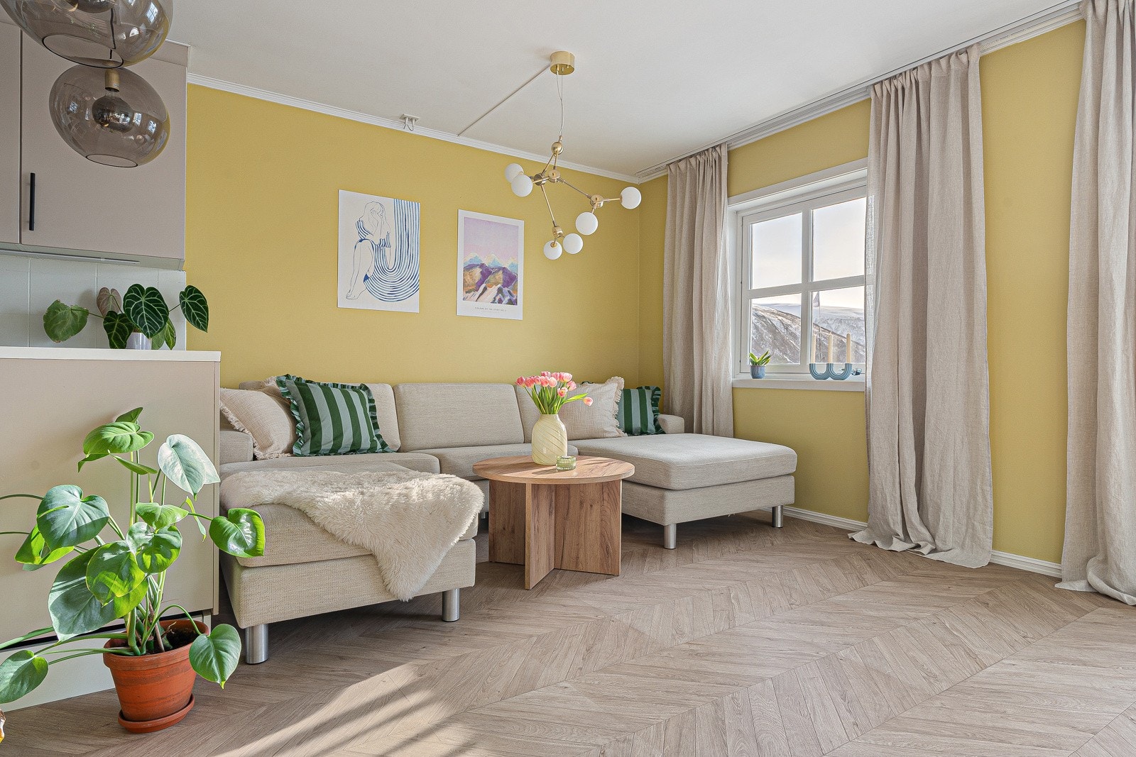 Leiligheten er gjennomlys og innbydende med høy, moderne boligstandard renovert i 2020.