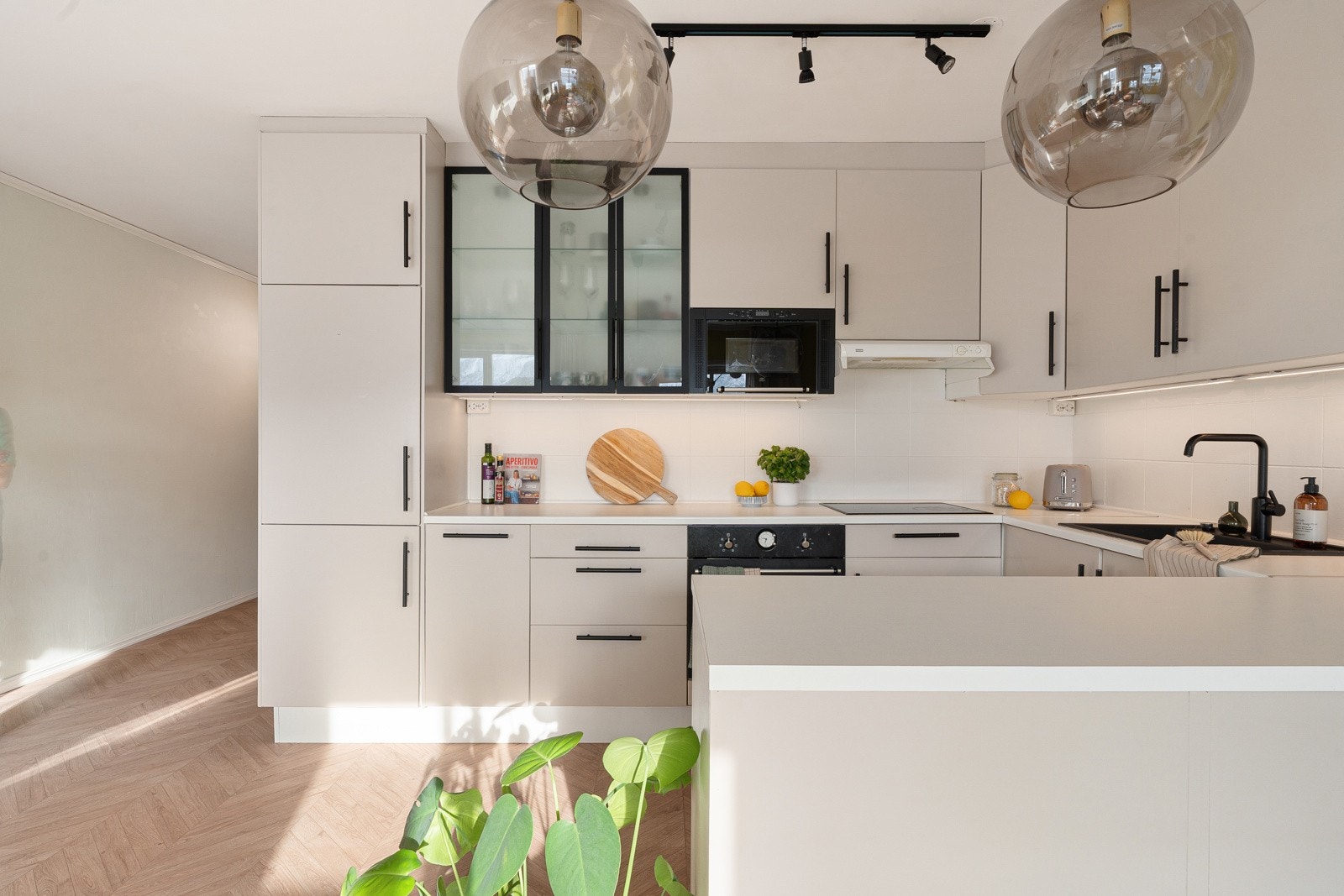 På kjøkkenet finner du integrerte hvitevarer som stekeovn, steketopp, oppvaskmaskin og kombinert kjøl- og fryseskap. Det er ellers rikelig med skap- og benkeplass