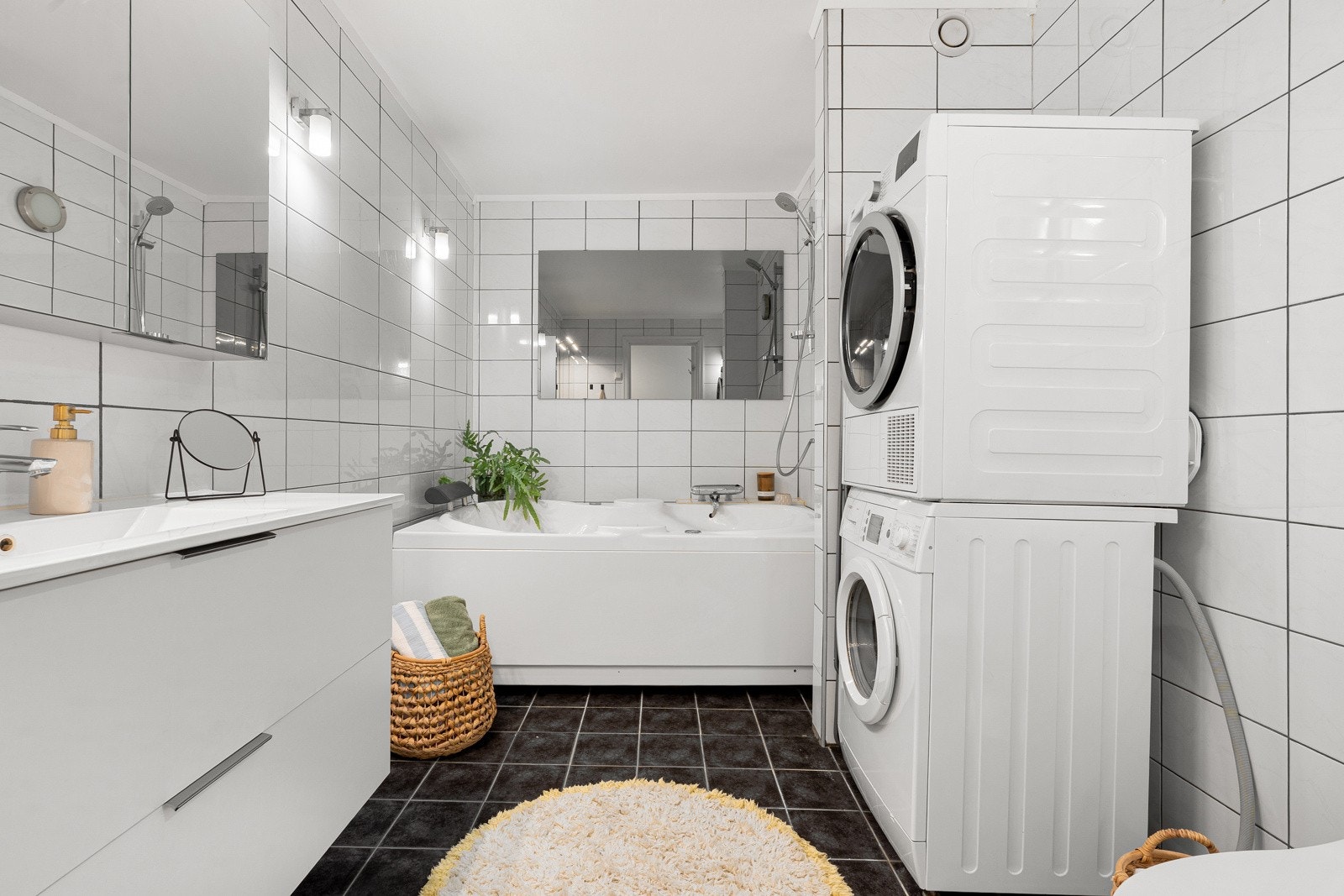 Baderommet er utstyrt med toalett, badekar og opplegg til vaskemaskin for en praktisk hverdag.