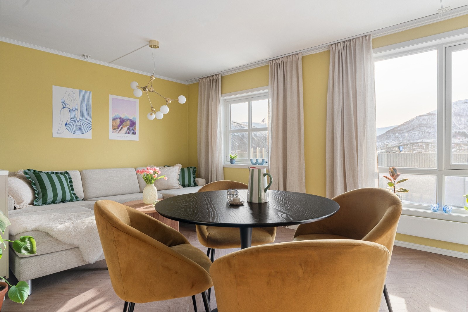 Gode møbleringsmuligheter i stua, med plass til sofa, spisestue, TV-benk og tilhørende møblement.