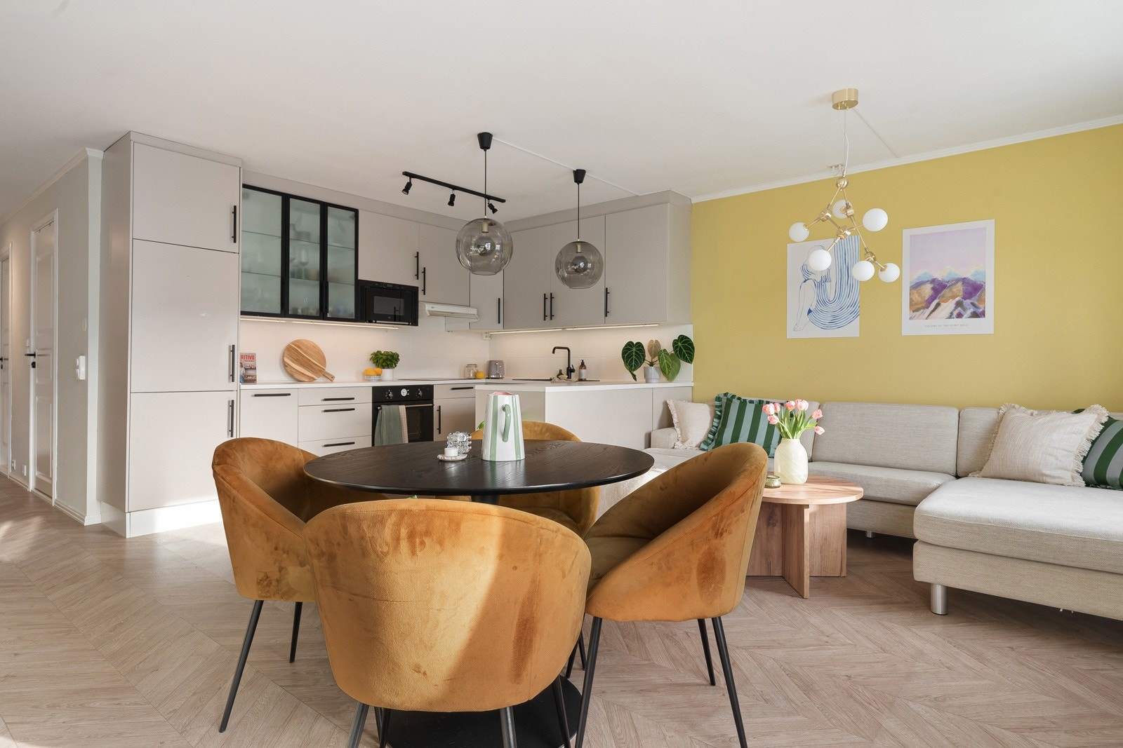 Plass til et koselig spisebord, som en naturlig avdeling mellom stue og kjøkken.