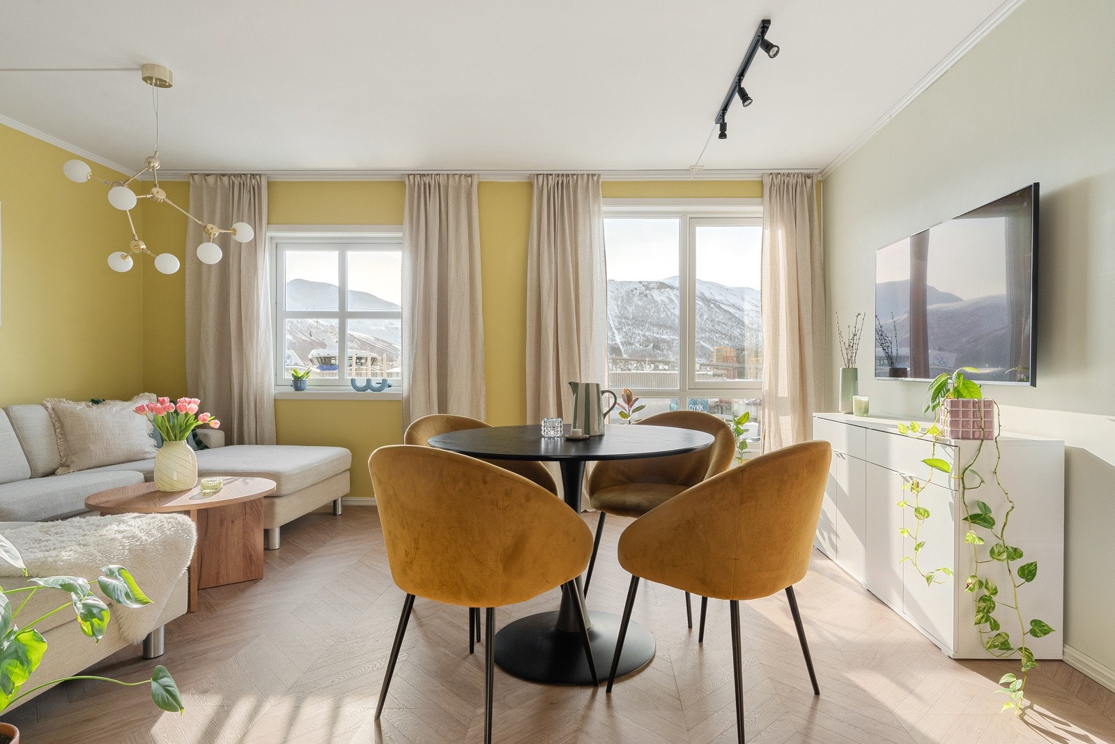 Lys og åpen stue med store vindusflater som slipper inn rikelig med dagslys i tillegg til ei flott utsikt over mot Tromsdalen!