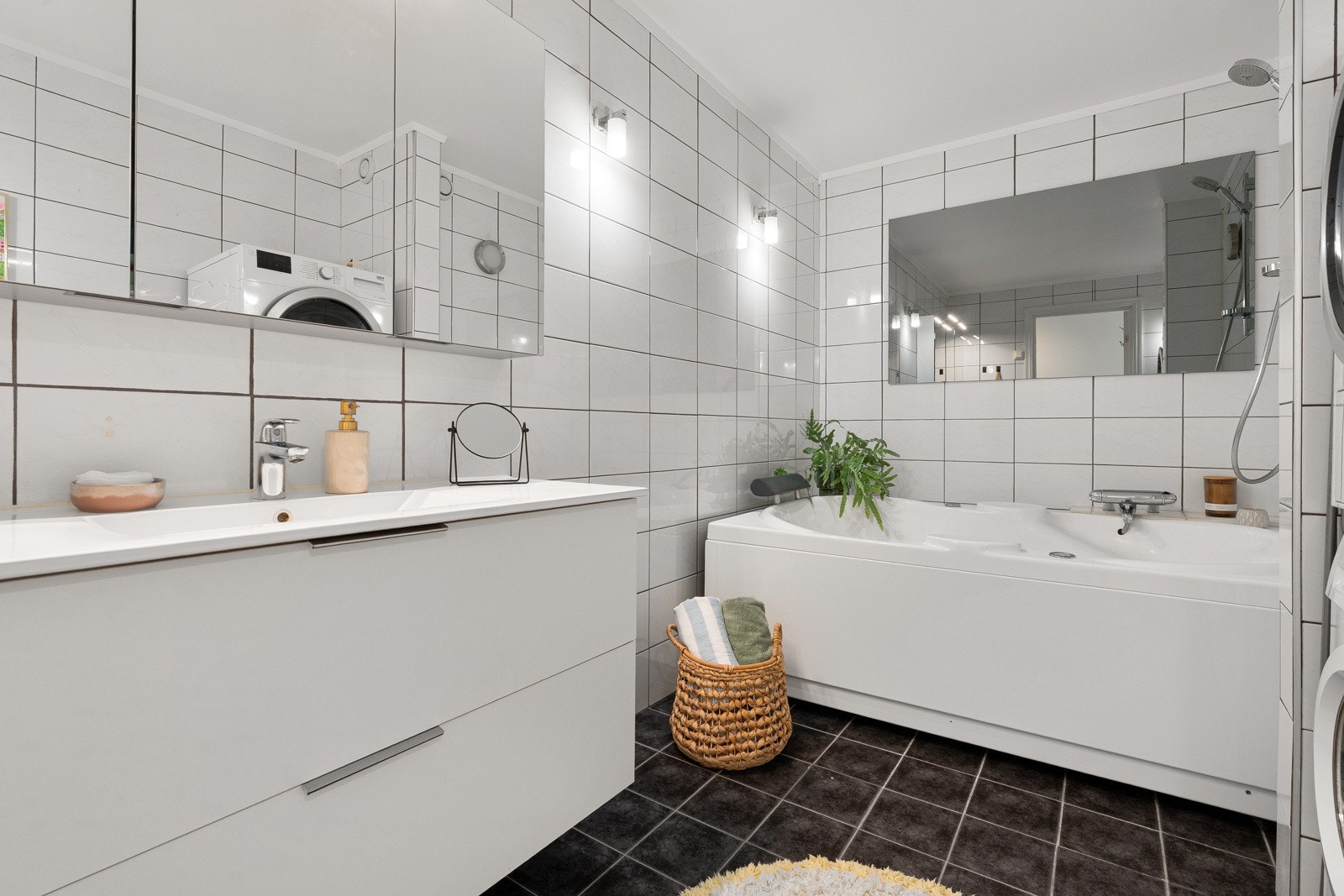 Delikat baderom fra 2019 med flislagte flater og behagelig gulvvarme.