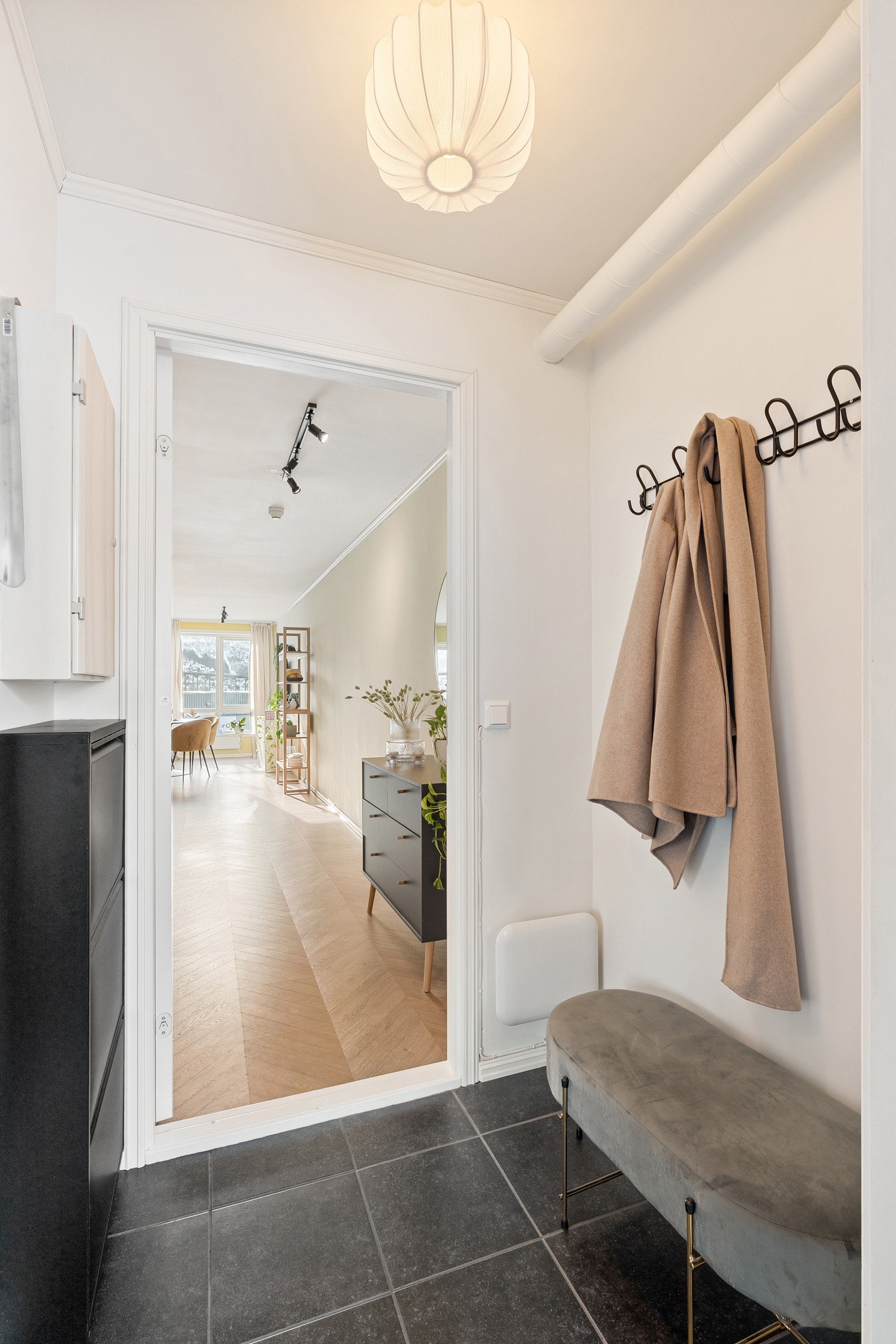 Velkommen inn! Her ønskes du velkommen inn til en fresh og flislagt entré.