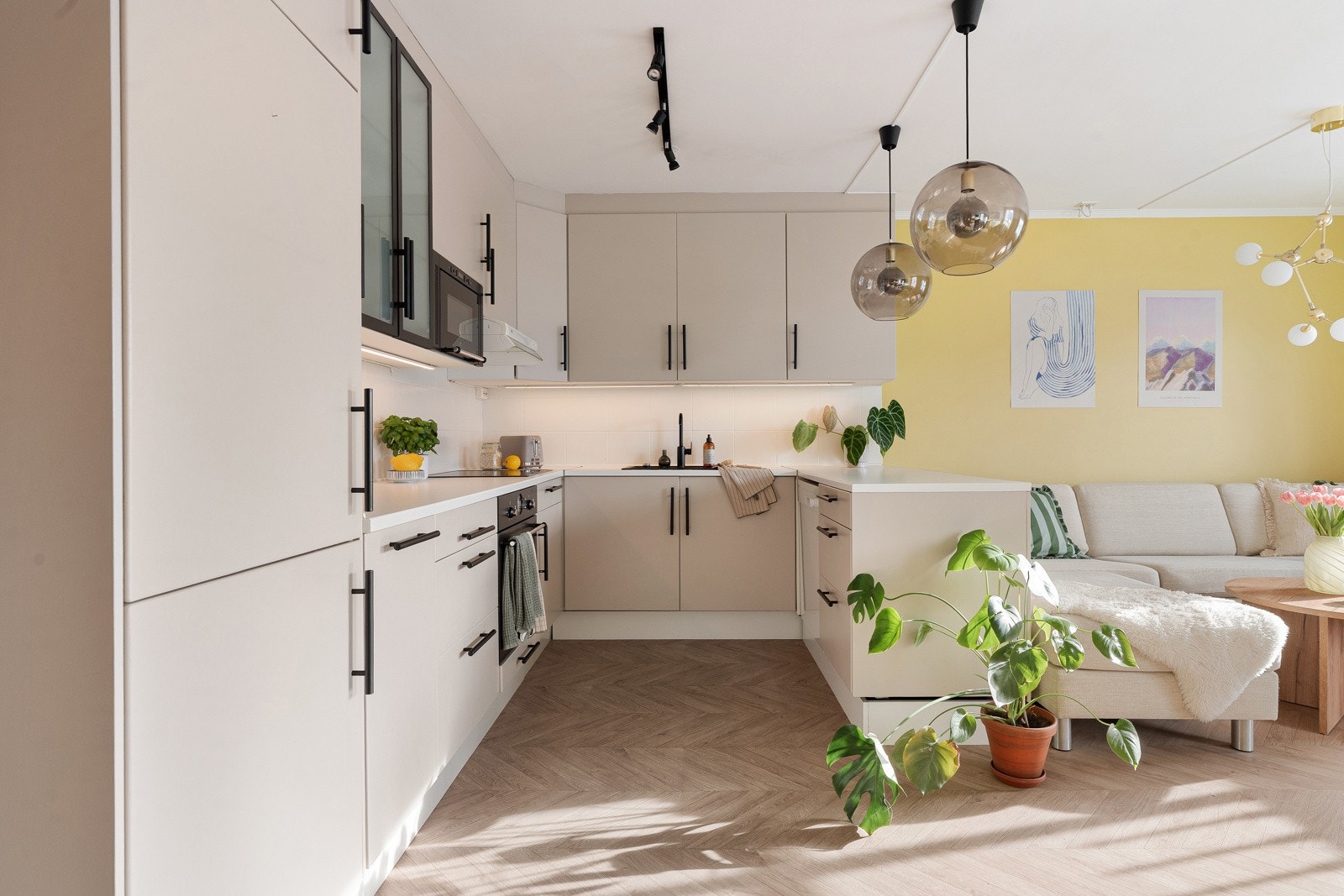 Det er rikelig oppbevaringsplass og smarte løsninger som gjør kjøkkenet både funksjonelt og stilfullt.